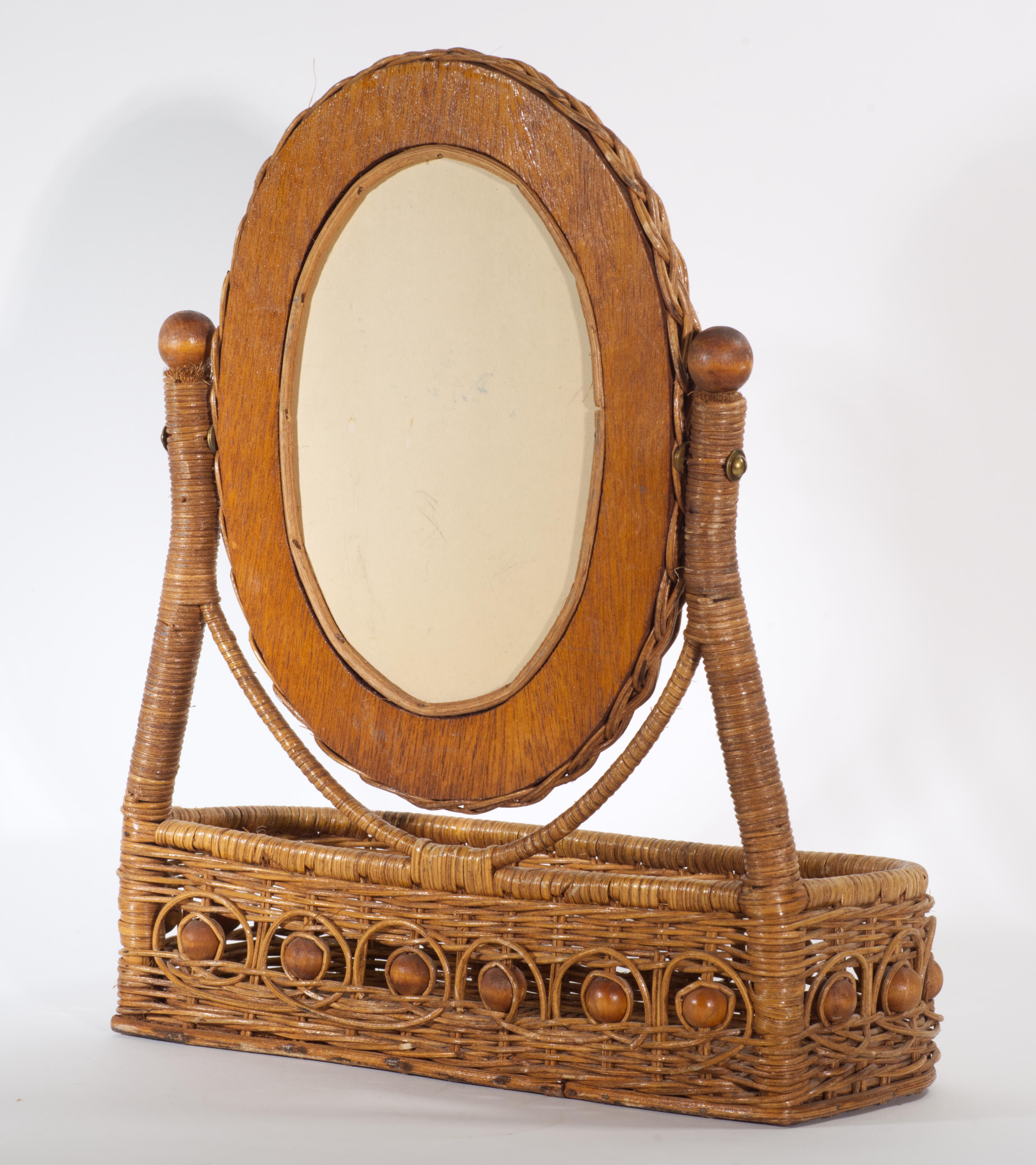 Provincial français Miroir de courtoisie ovale vintage en rotin et Wood Wood avec plateau de rangement en vente