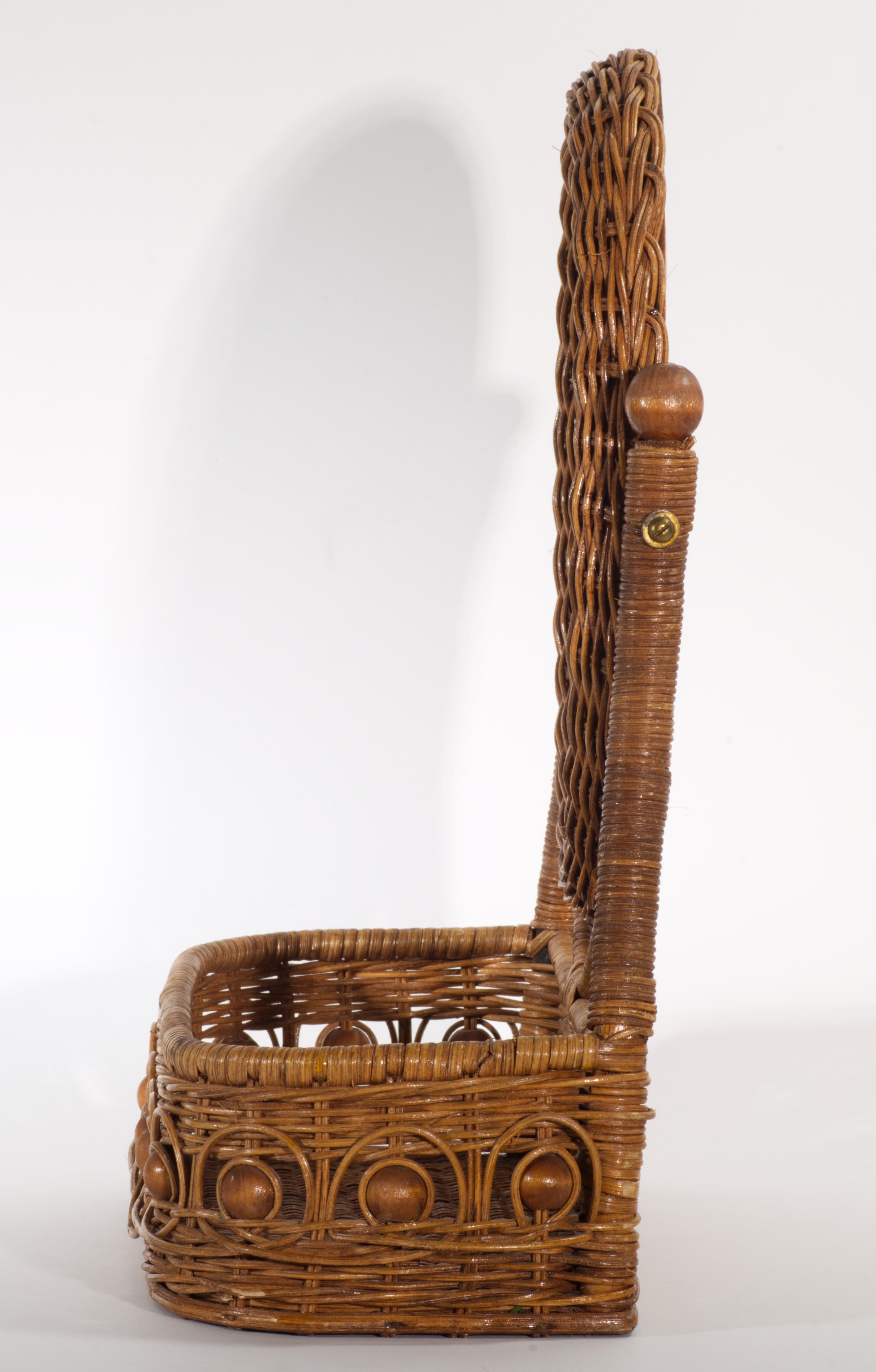 Français Miroir de courtoisie ovale vintage en rotin et Wood Wood avec plateau de rangement en vente