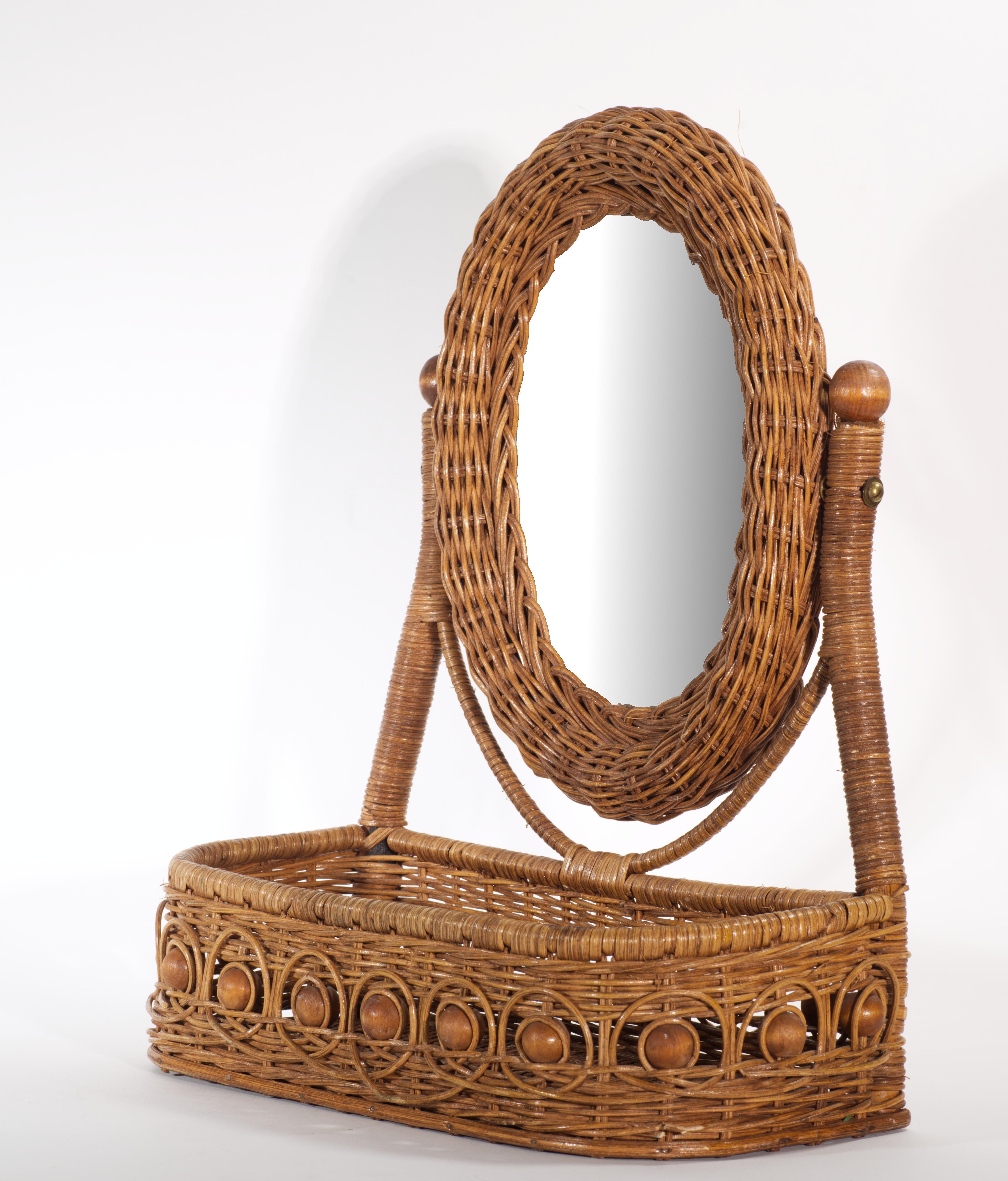 Fait main Miroir de courtoisie ovale vintage en rotin et Wood Wood avec plateau de rangement en vente