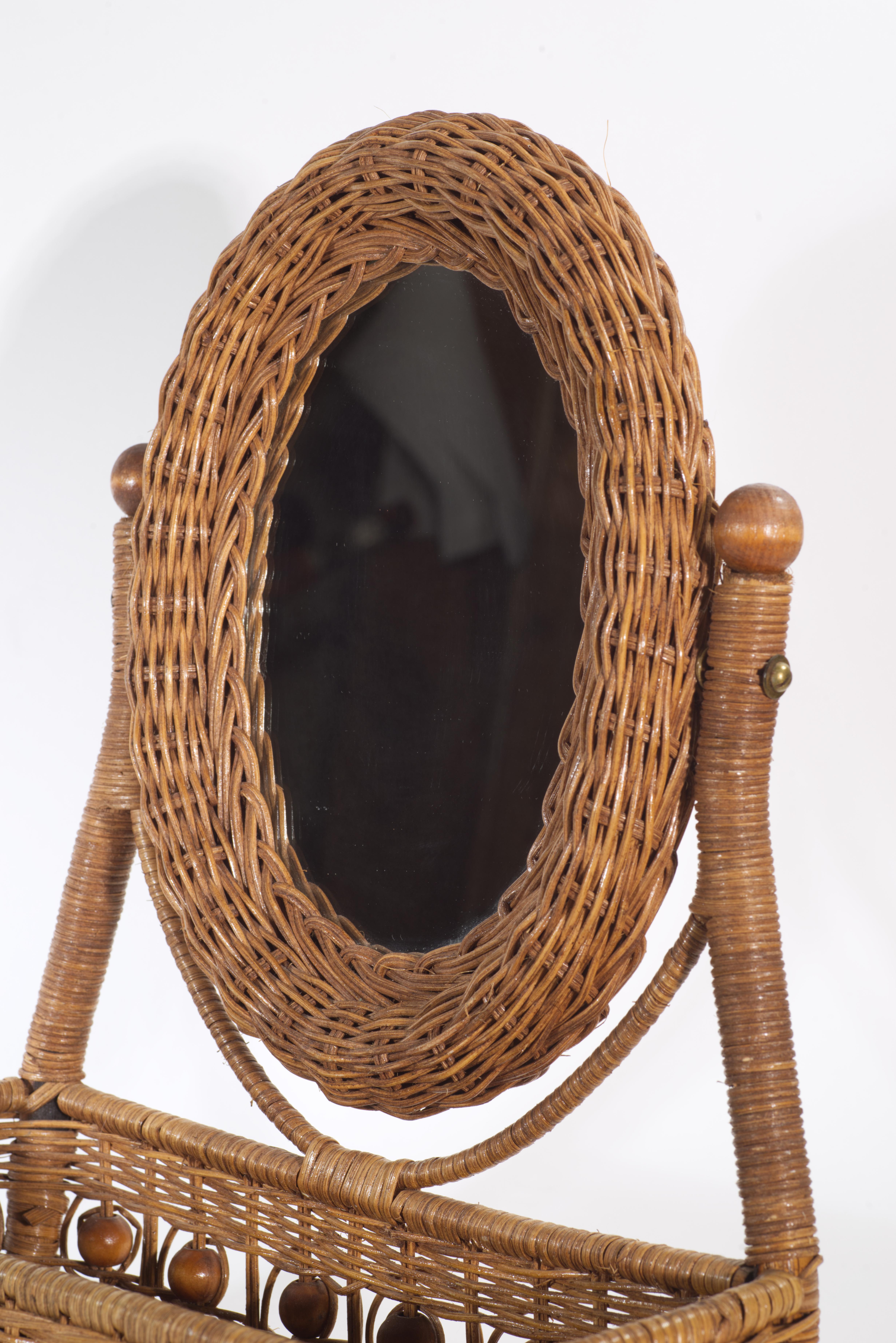 Miroir de courtoisie ovale vintage en rotin et Wood Wood avec plateau de rangement Bon état - En vente à Clifton Springs, NY