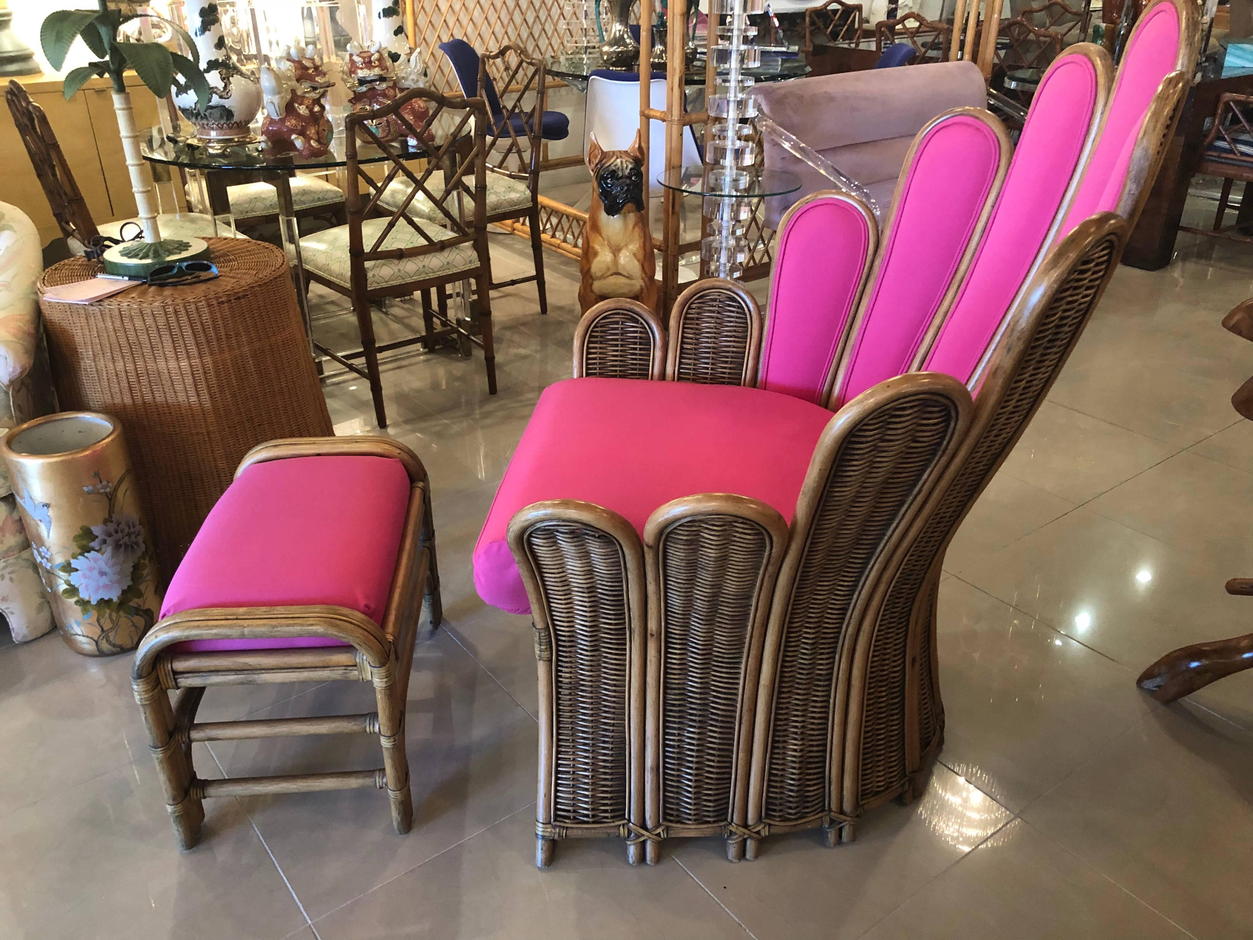 Vintage neu gepolstert in einem Innen- / Außen rosa Sunbrella-Stoff:: Rattan und Wicker Pfau Fanback Sessel mit passenden Hocker Ottomane. 
Maßnahmen: Fußhocker 17::25 hoch x 24::5 lang x 14::5 breit.