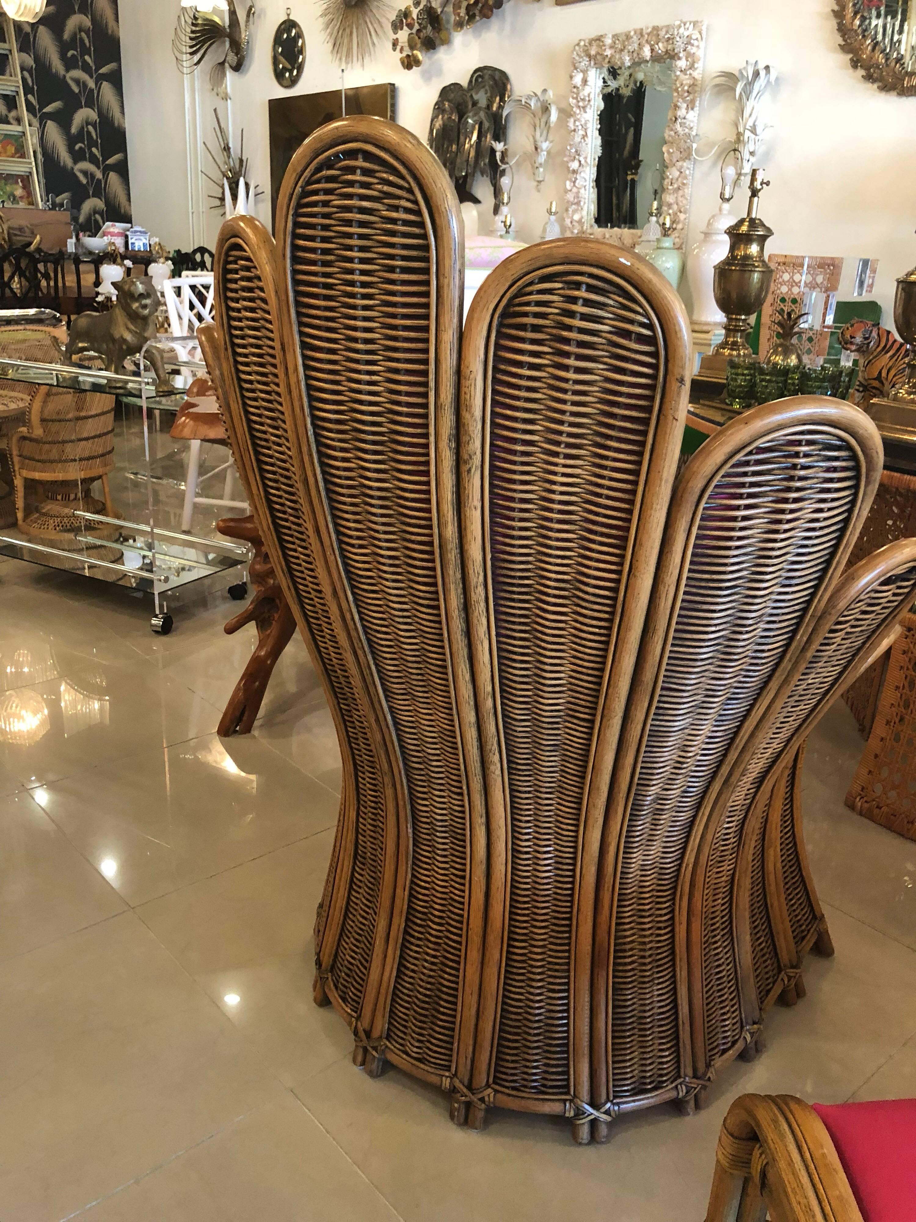 Vintage Rattan Wicker Peacock Fan zurück Arm Stuhl & Ottoman Fußhocker gepolstert (Hollywood Regency)