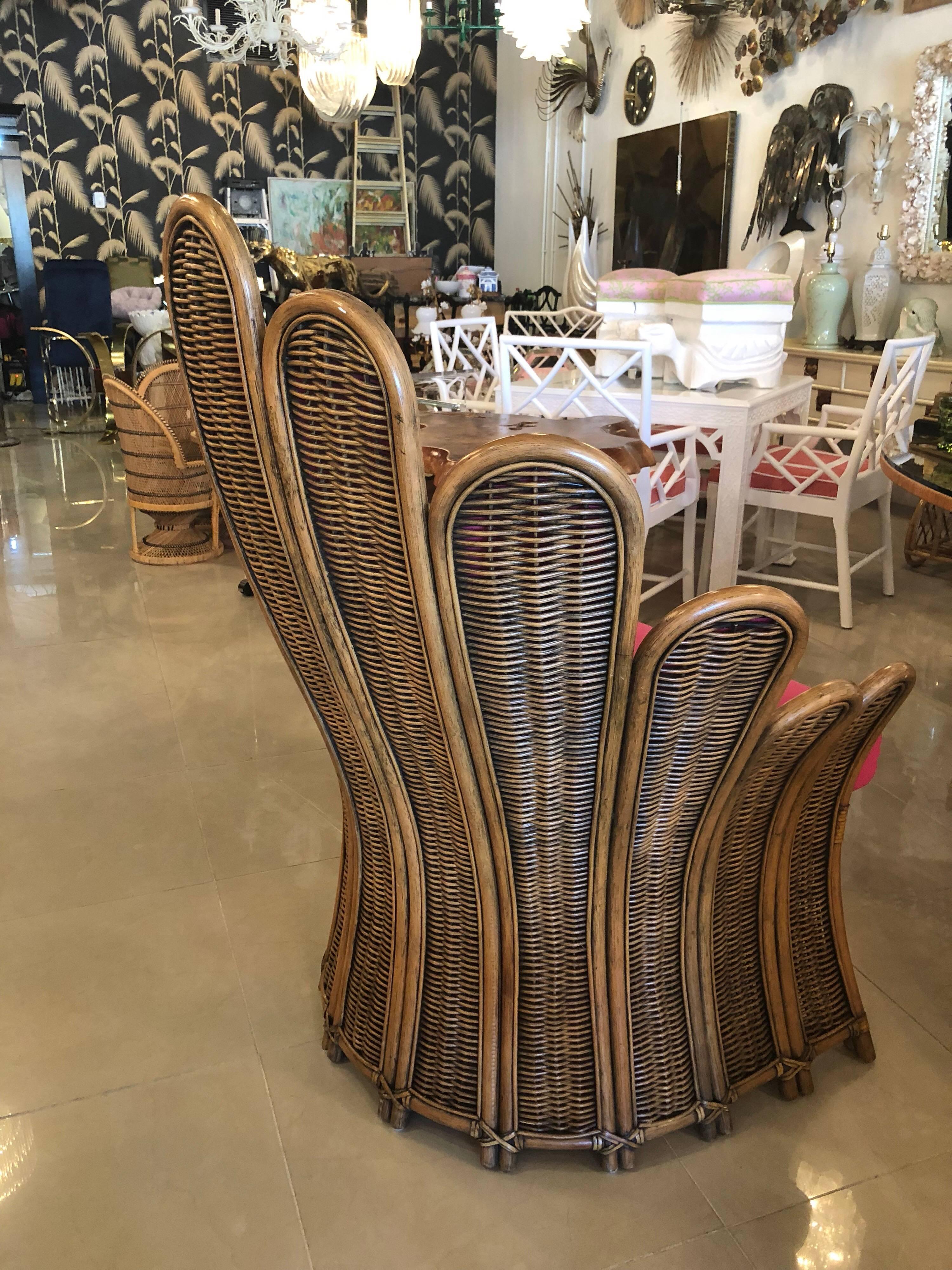 Vintage Rattan Wicker Peacock Fan zurück Arm Stuhl & Ottoman Fußhocker gepolstert (amerikanisch)