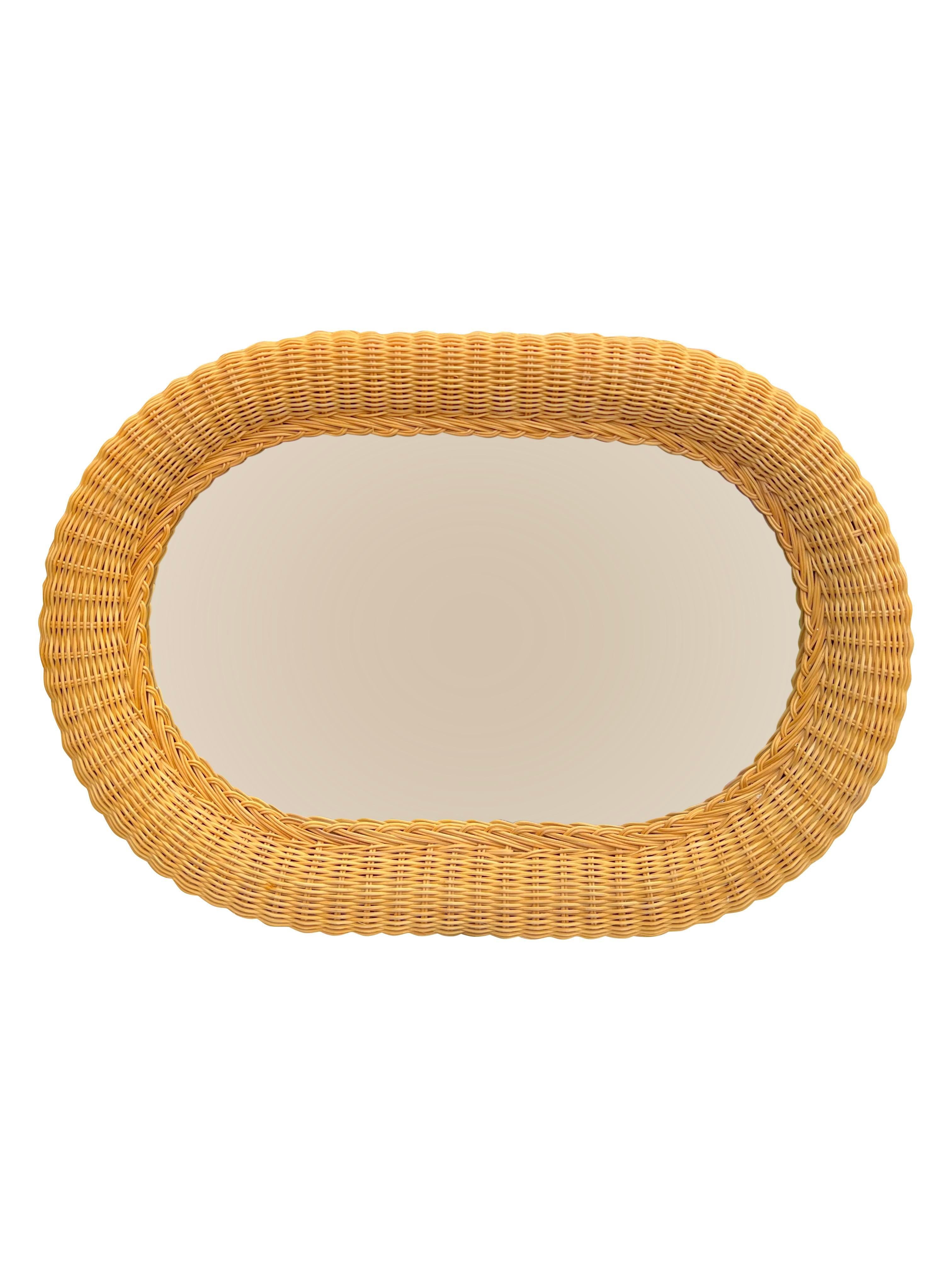 Questo specchio da parete in vimini e rattan vintage è un pezzo perfetto per un arredamento costiero o boho-chic. Il vintage anni '80 aggiunge un tocco di nostalgia e un carattere unico.

Caratteristiche principali:
Stile Boho Chic: I materiali