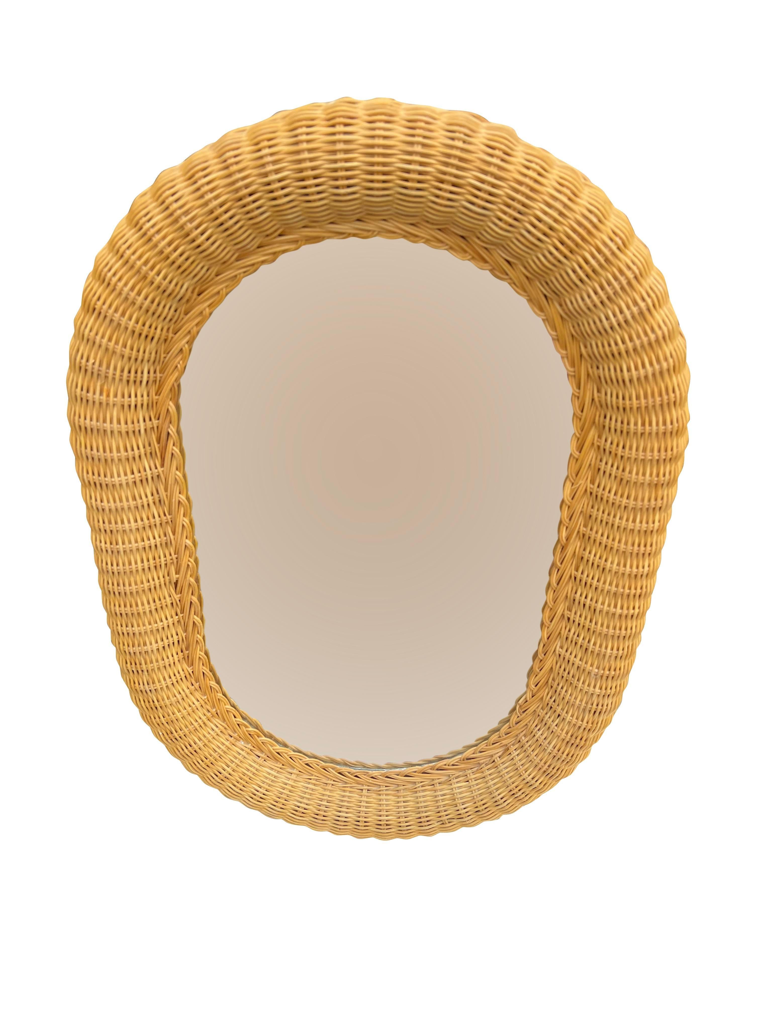 Specchio da parete in vimini e rattan vintage in stile Coastal Boho Chic In condizioni buone in vendita a Saddle River, NJ