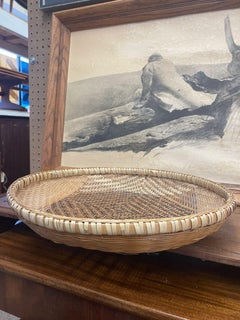 Gewebter Korb aus Rattan im Vintage-Stil.