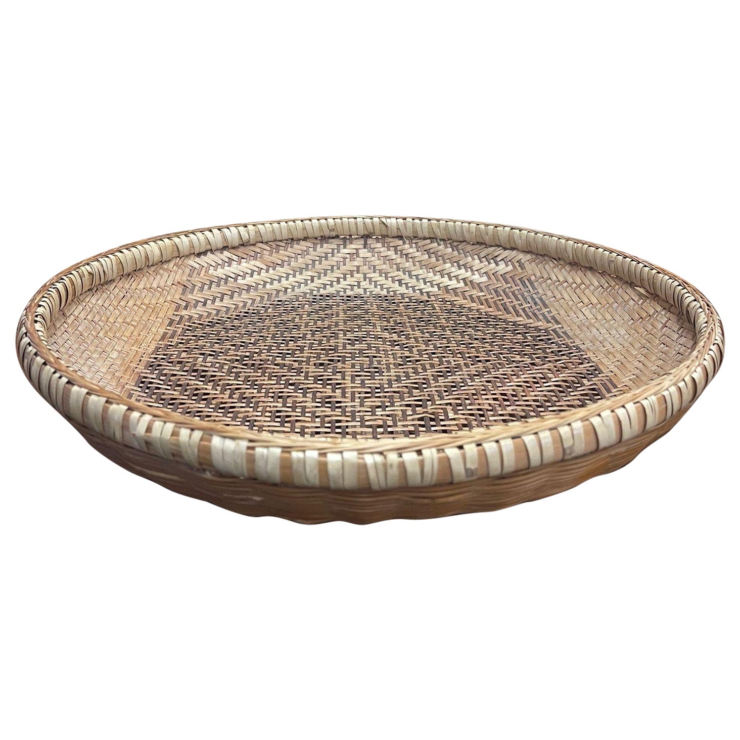 Gewebter Korb aus Rattan im Vintage-Stil.