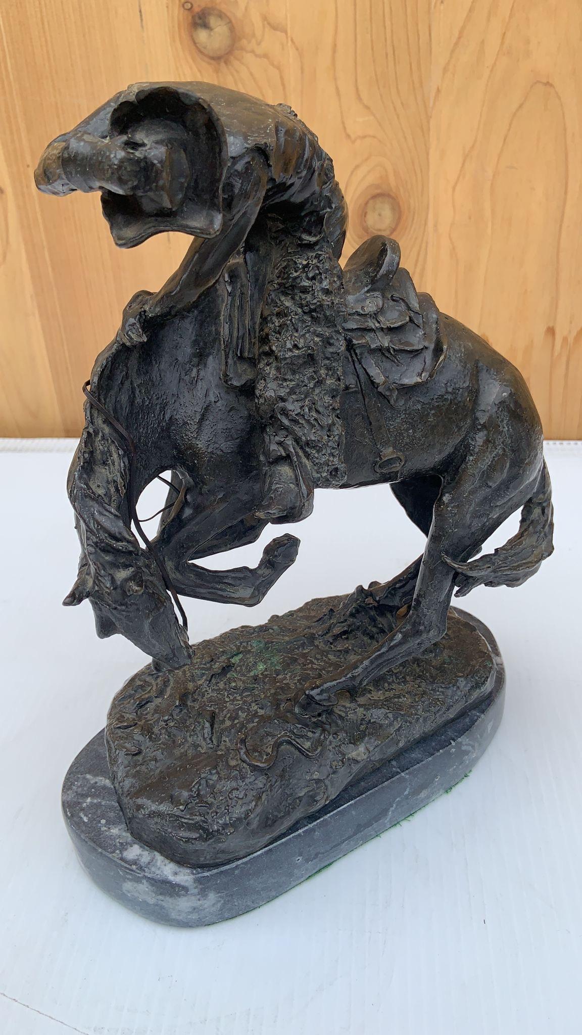 Statue de sculpture vintage en forme de serpent par Frederic Remington 

Magnifique sculpture de style cow-boy/sud-ouest. 

Procédé de fonte de bronze à la cire perdue. 

Monté sur un socle en marbre fin. 

La planche à l'avant est