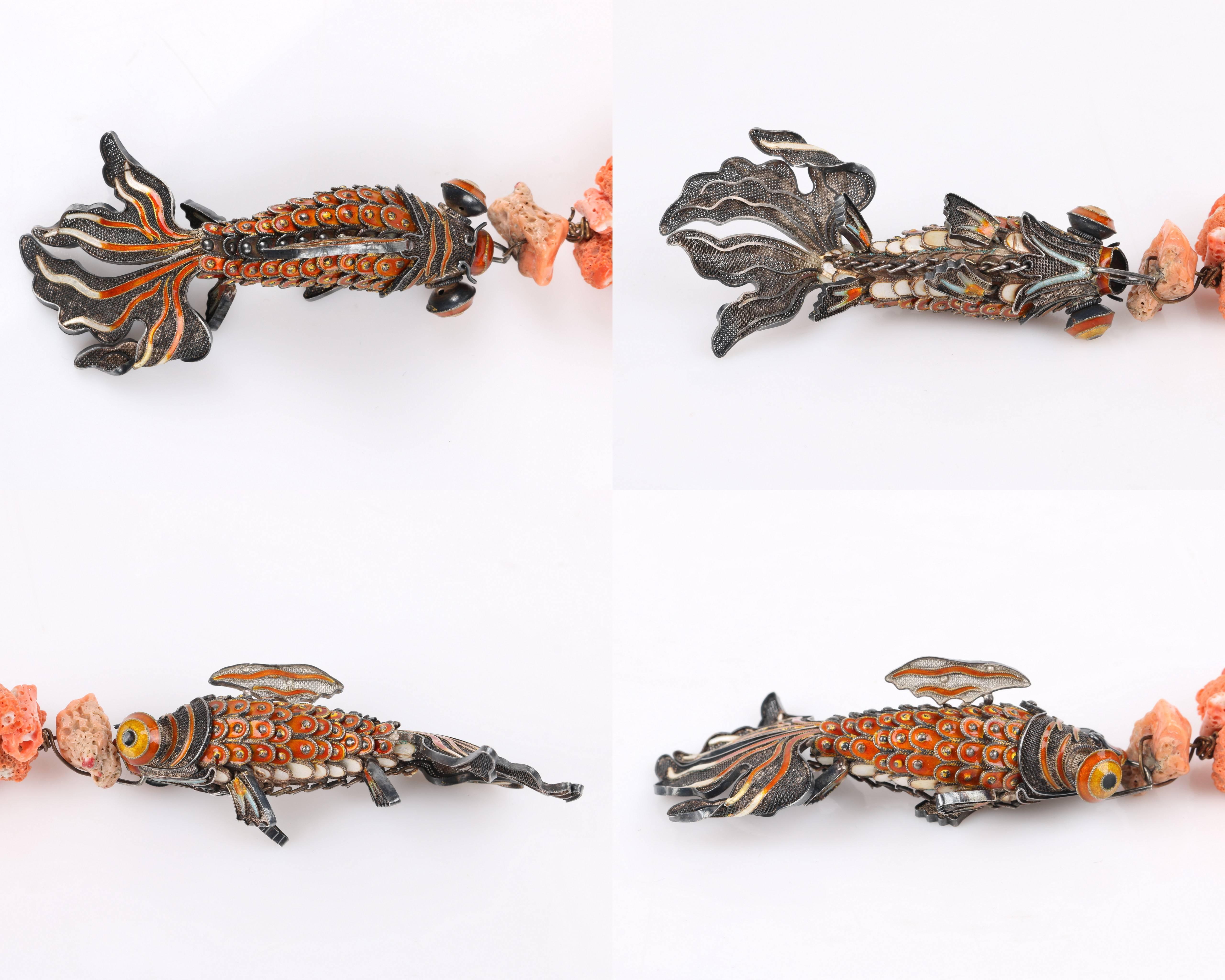 Halskette mit Koi-Fisch-Anhänger aus Rohkoralle und perlenbesetzter Cloisonné-Emaille im Zustand „Hervorragend“ im Angebot in Thiensville, WI