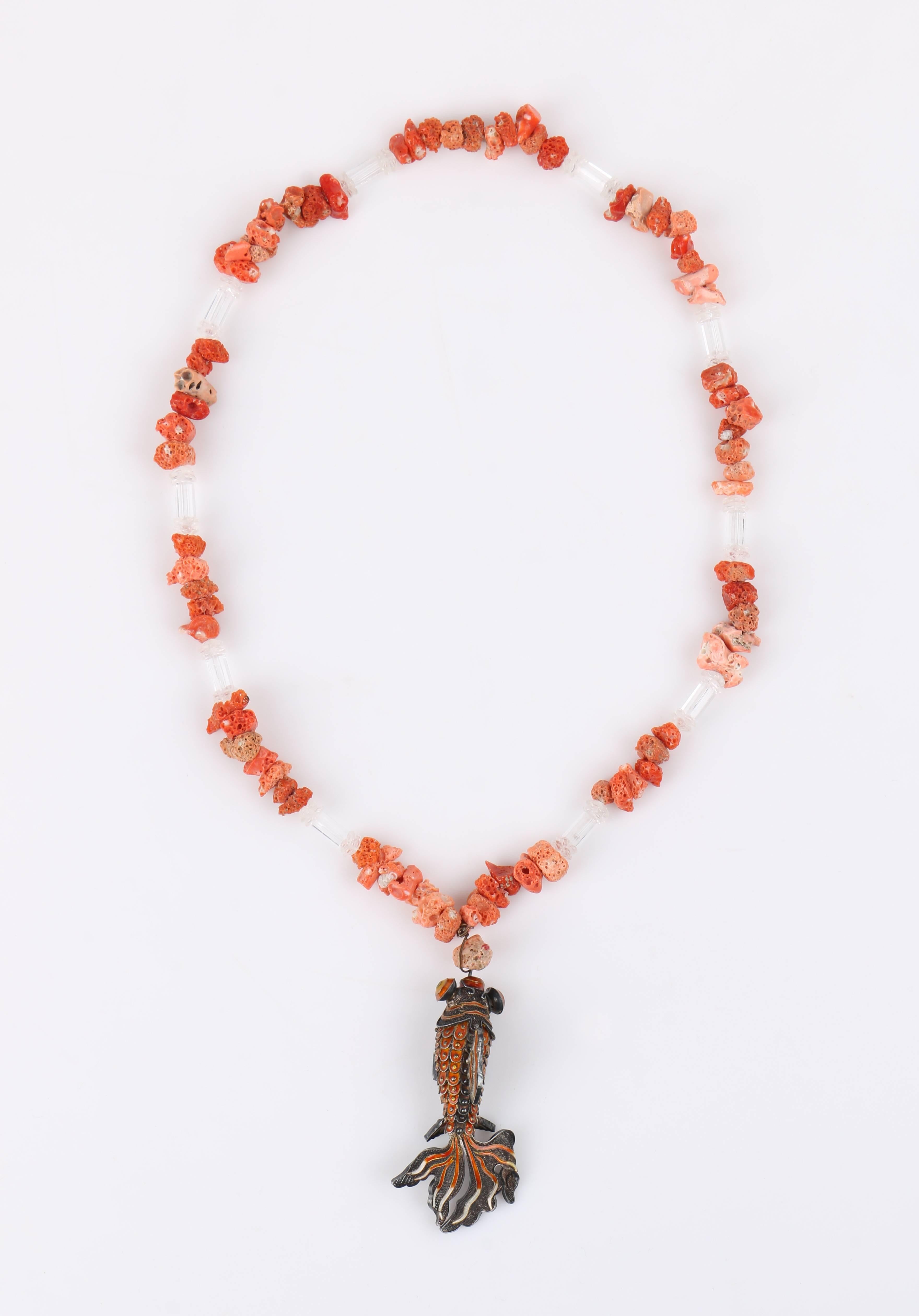 Halskette mit Koi-Fisch-Anhänger aus Rohkoralle und perlenbesetzter Cloisonné-Emaille im Angebot 1