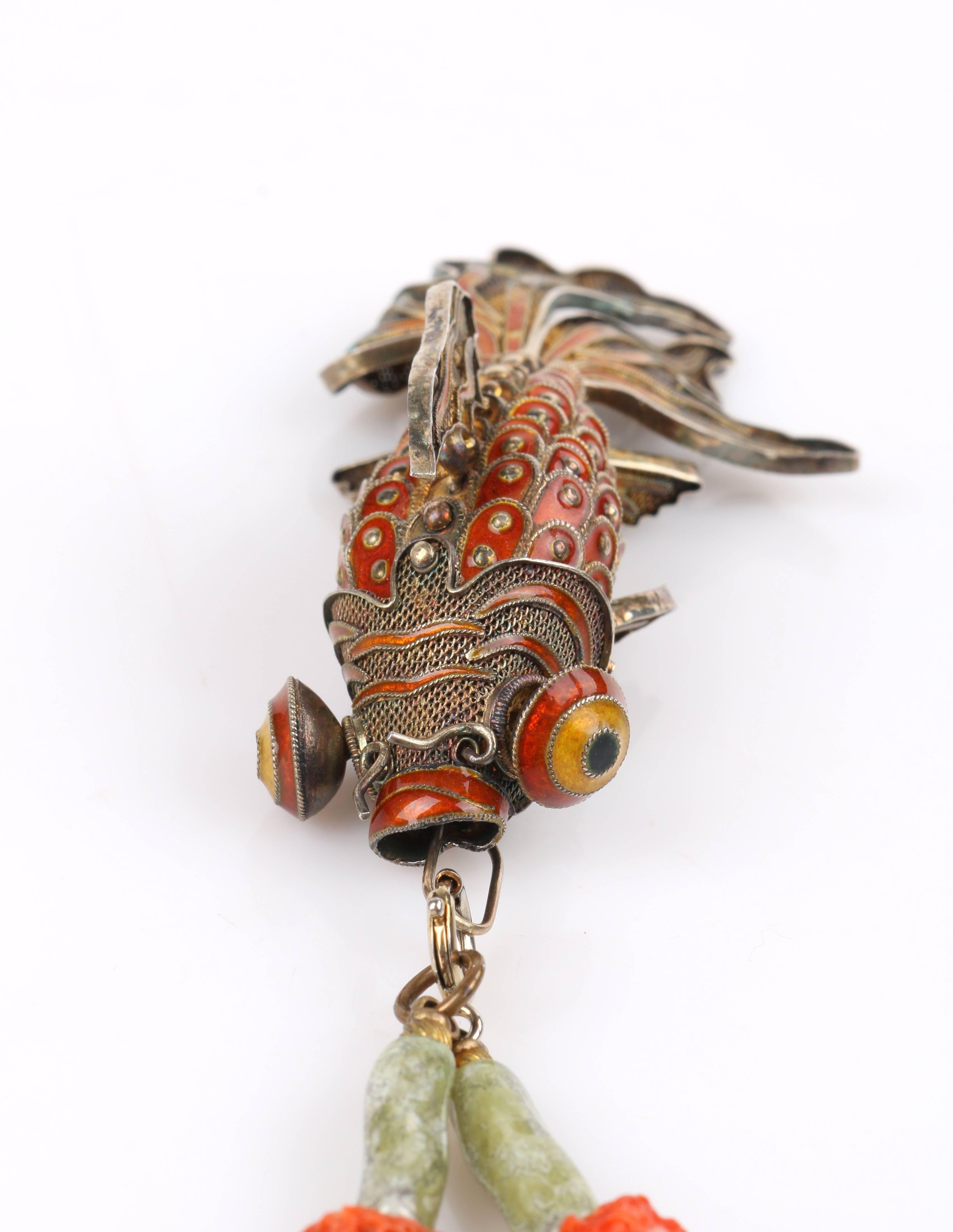 Halskette mit Koi-Fisch-Anhänger aus Rohkoralle und Jade, gegliederte Cloisonné-Emaille im Angebot 1