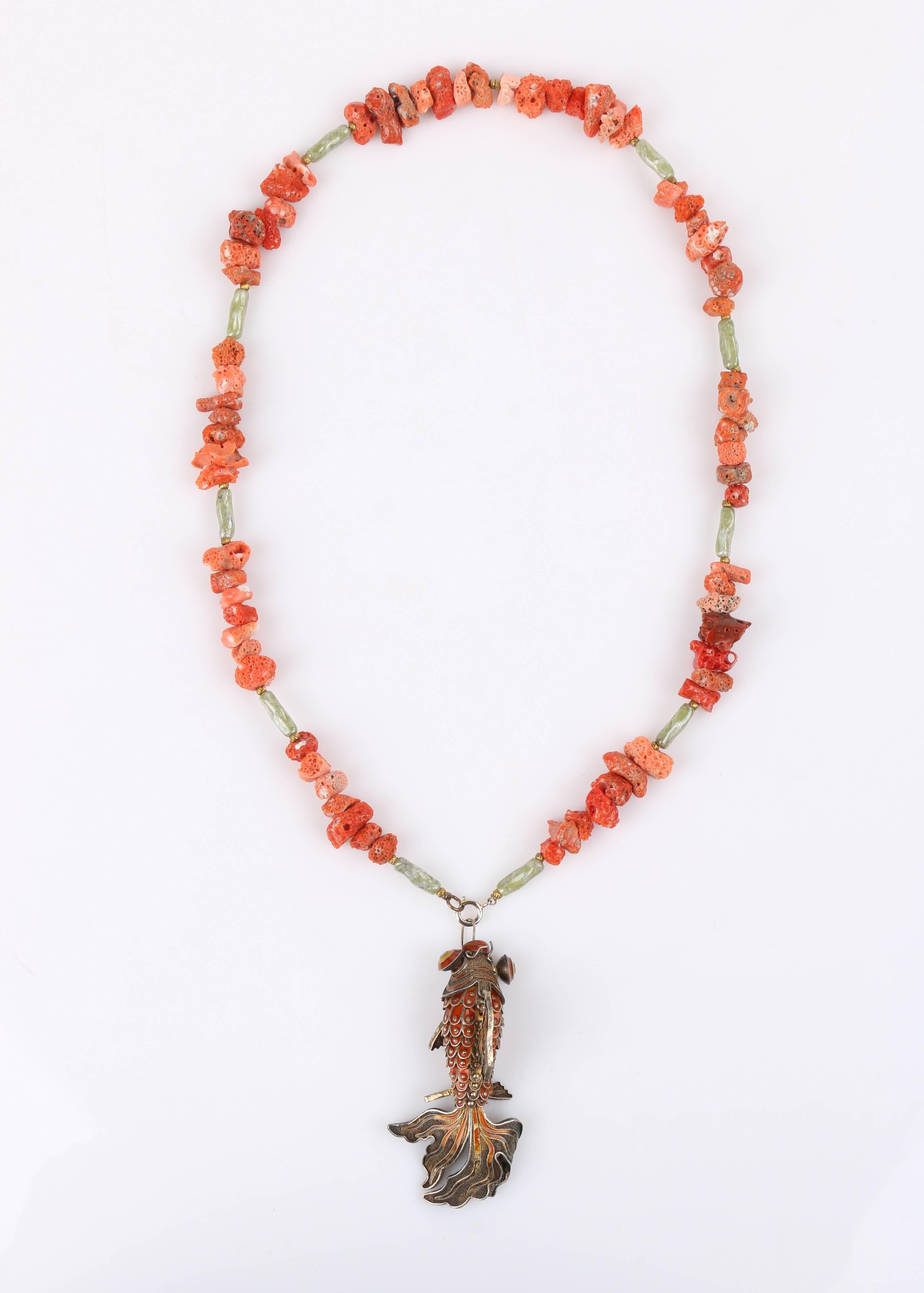Halskette mit Koi-Fisch-Anhänger aus Rohkoralle und Jade, gegliederte Cloisonné-Emaille im Angebot 2