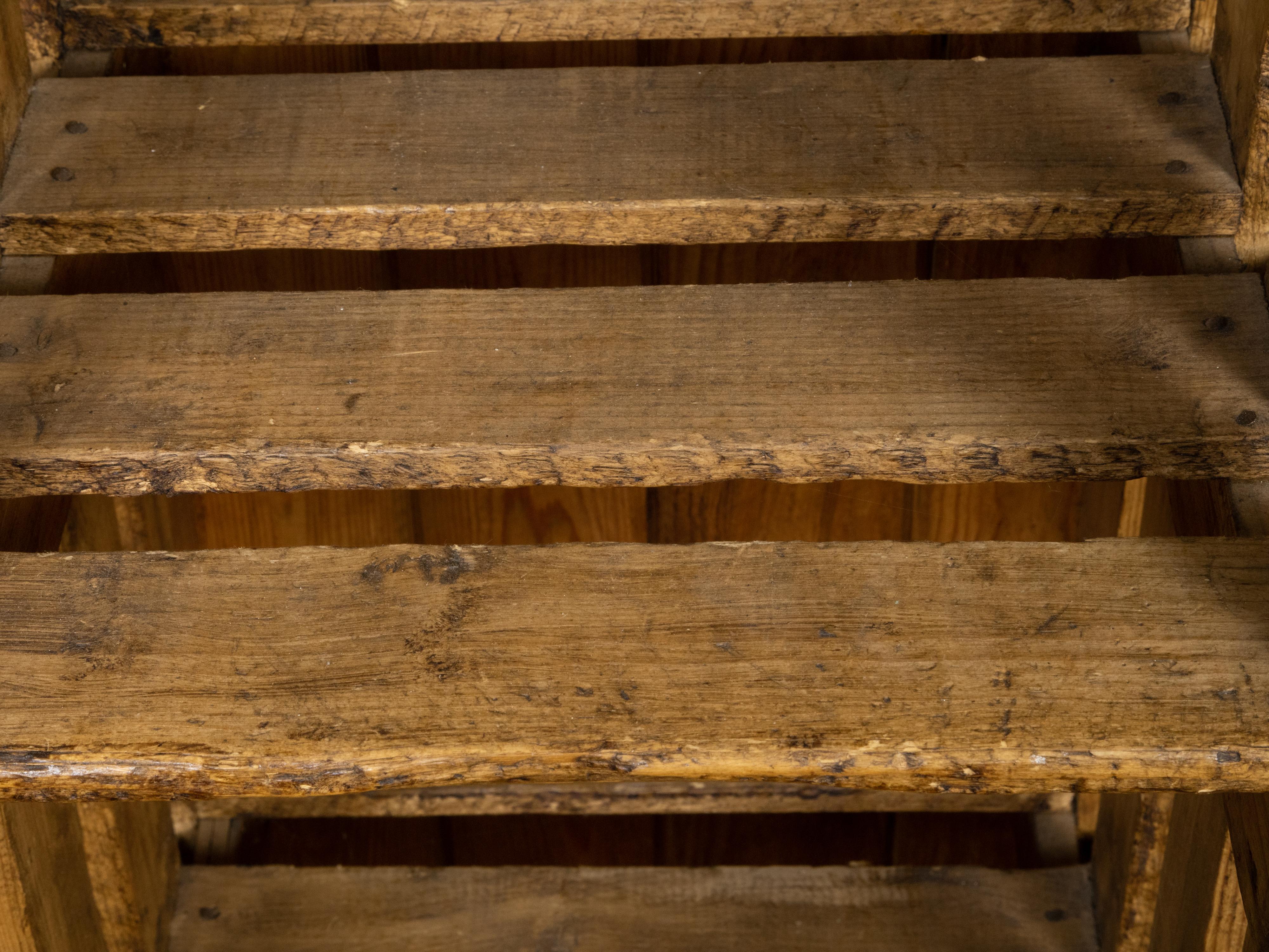 Armarios o expositores vintage de madera de pino en bruto con huecos para cubos, se venden por unidad en venta 4