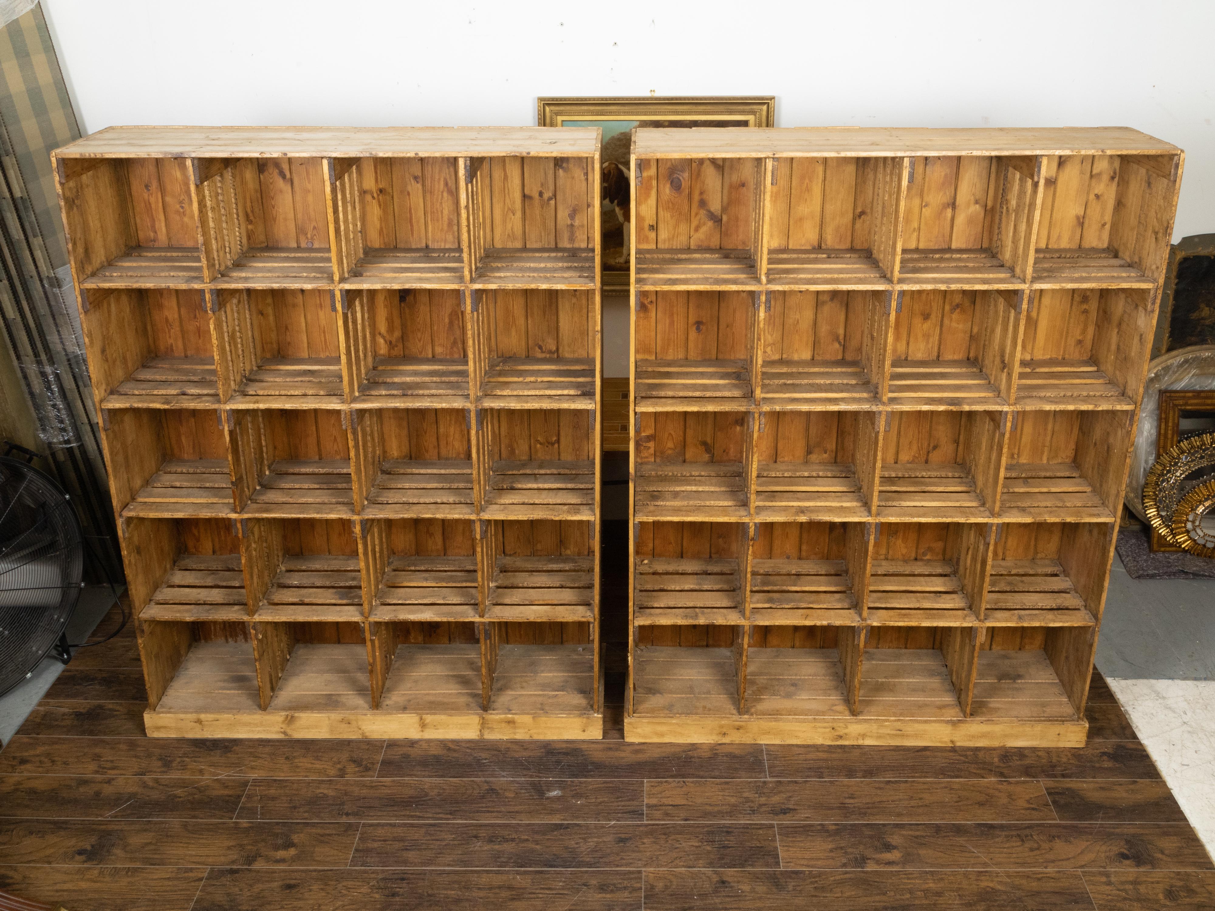 Armarios o expositores vintage de madera de pino en bruto con huecos para cubos, se venden por unidad Rústico en venta