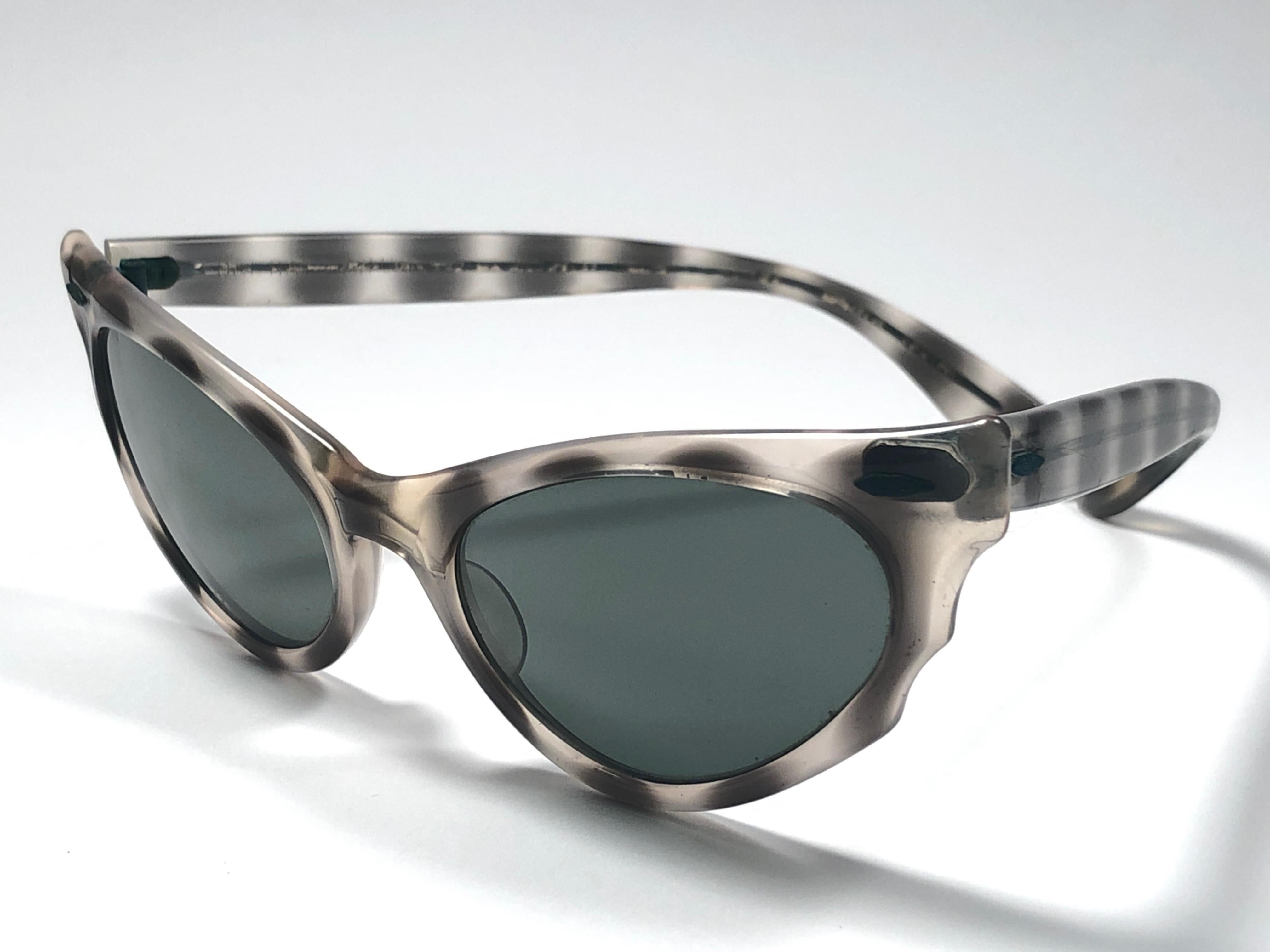Gray Vintage Ray Ban Alora Cat Eye 1950 Mid Century Black & White B&L USA Sunglasses