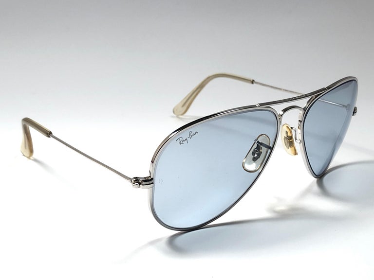 Vintage Ray Ban Aviator silver 58MM steel thicker frame with blue changeable lenses.


Light sign of wear due to storage. Original Ray Ban B&L case.