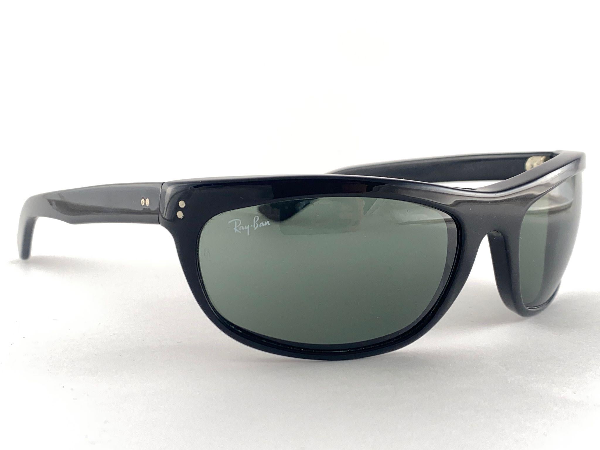 
Objet de collection, monture noire Ray-Ban Balorama Vintage de la fin des années 1970 avec une paire de lentilles grises.

I.L.Ray-Ban A. gravé dans un seul temple,  Balorama sur l'autre temple. 

Veuillez regarder les photos. Conçu et produit dans