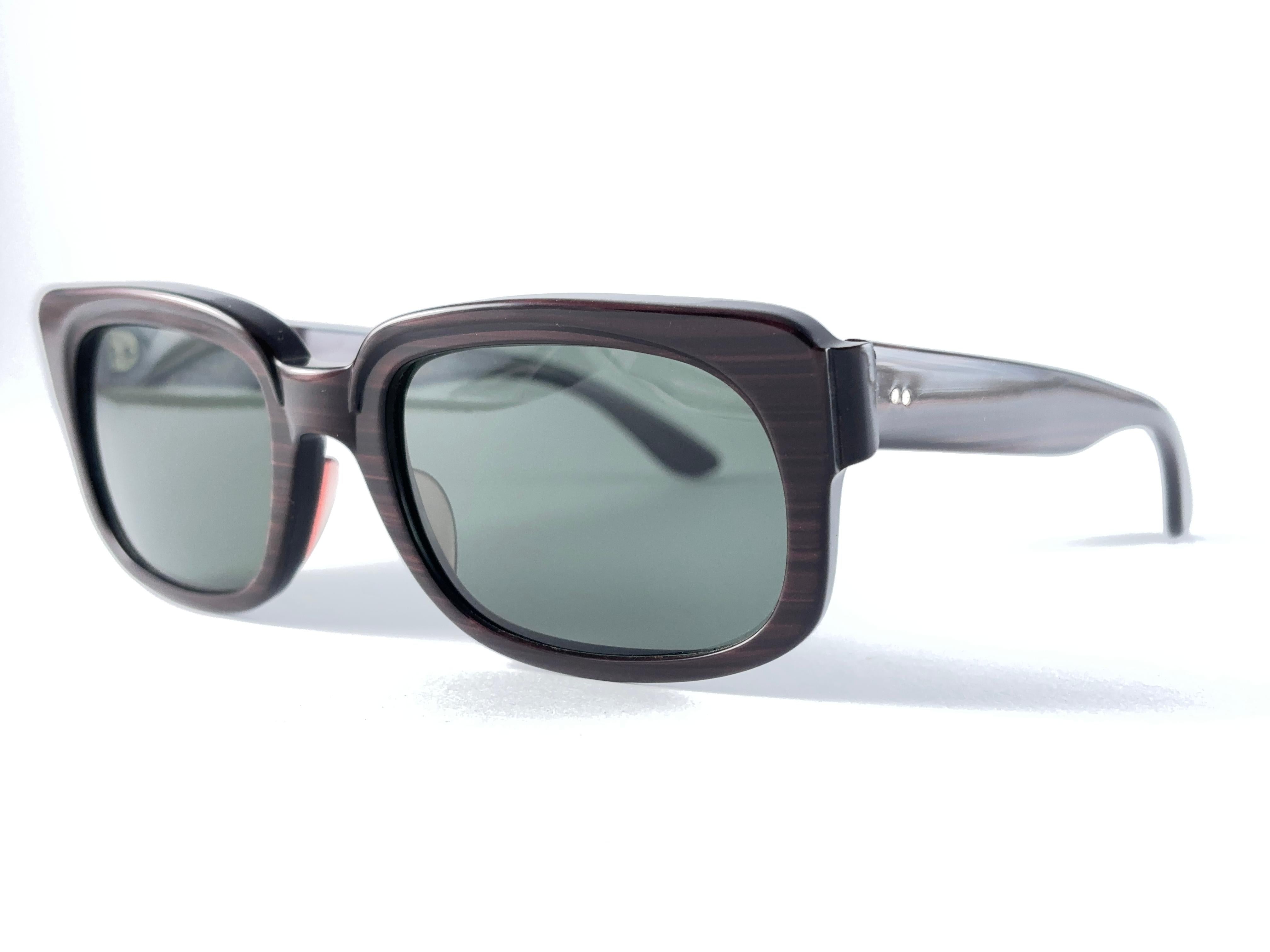 
Collectors Item, 1960'S Vintage Ray Ban Bengal Rosewood With Grey Lenses. 

B & L Ray Ban Usa Etched In One Temple,  Bengala In The Other Temple. 

Please Look At The Pictures. Designed And Produced In The 1960'S. Incredible Quality And