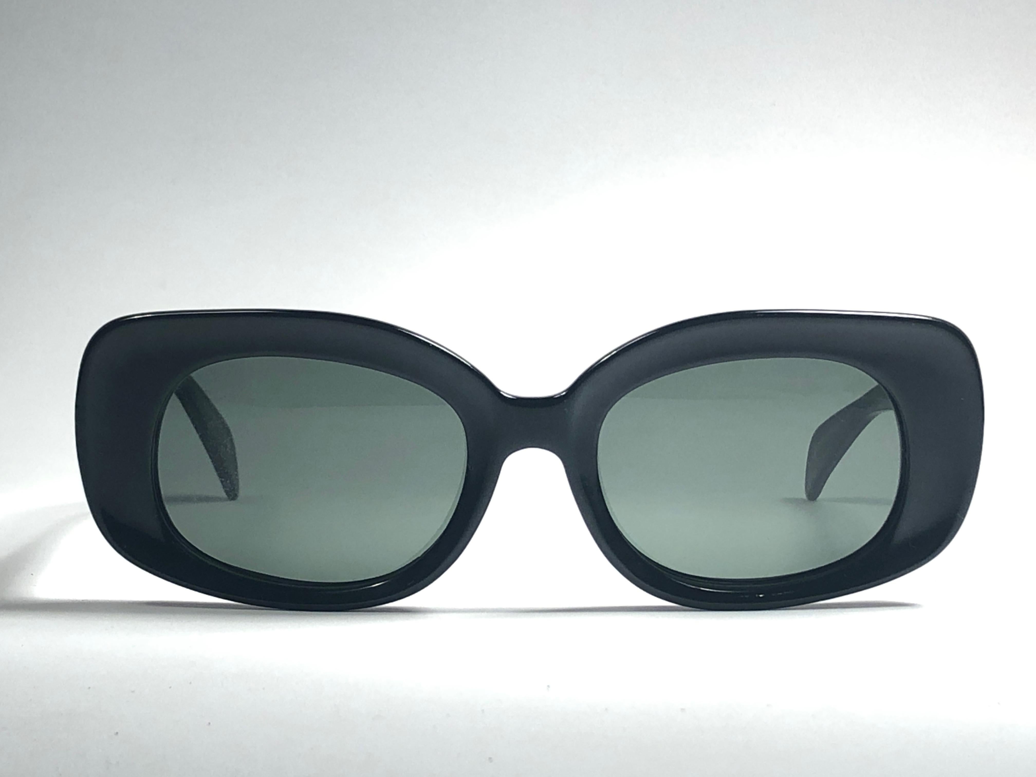 
Super Rare 1960's Ray Ban Buena in sleek black.
Bausch and Lomb USA Made. G15 grey lenses.
Straight out of the 1960's. All hallmarks. Minor sign of wear due to 60 years of storage.
A Piece of sunglasses history.
