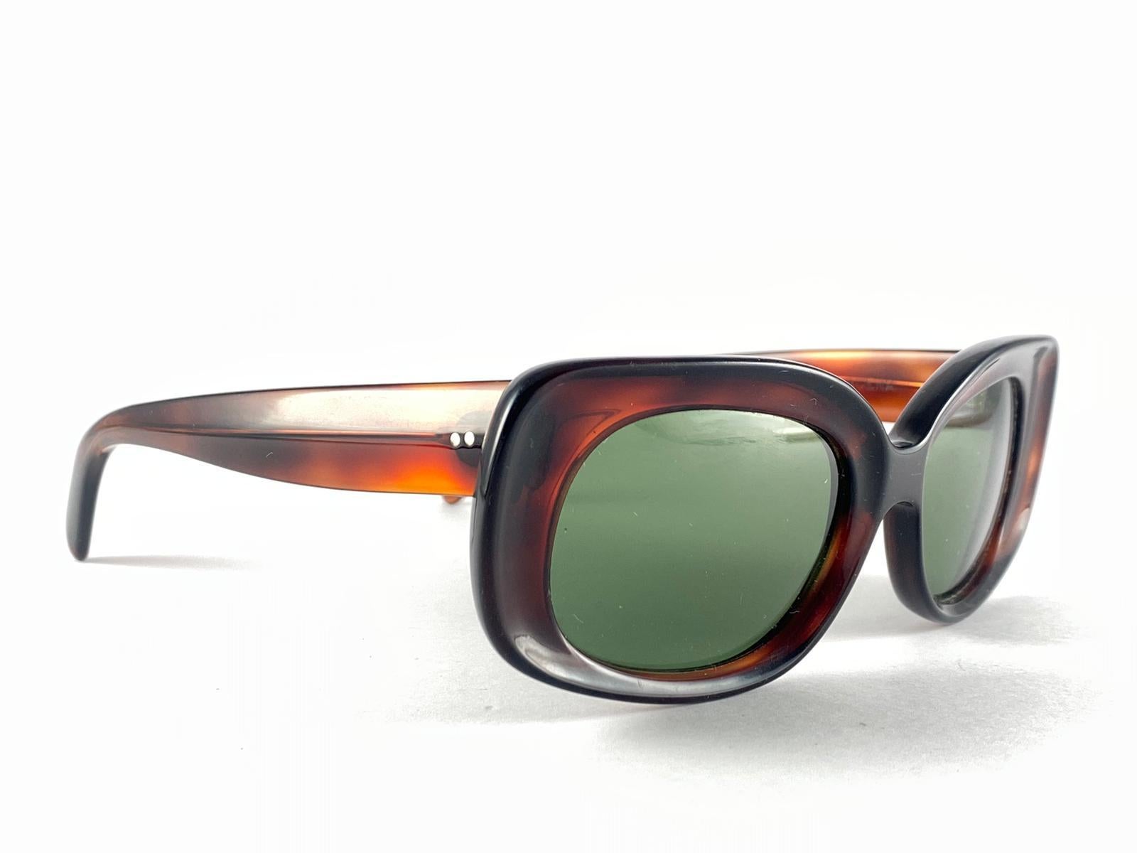 
Super rare Ray-Ban Buena des années 1960 en monture tortue.
Bausch and Lomb USA Made. Lentilles grises, non fabriquées par B&L.
Tout droit sorti des années 60. Tous les poinçons. Signe mineur d'usure dû à 60 ans de stockage.
Un morceau de
