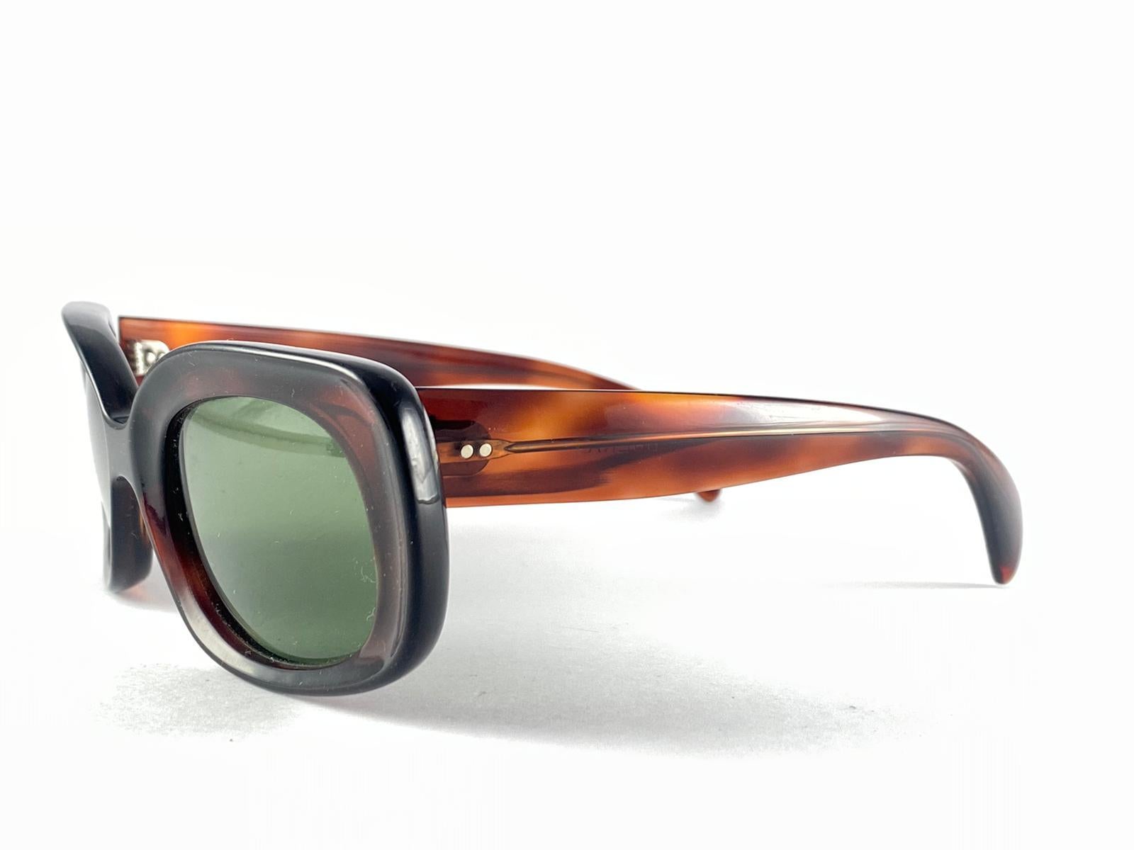 Gris Lunettes de soleil vintage Ray-Ban Buena 1960's Mid Century Tortoise G15 Lens B&L USA en vente