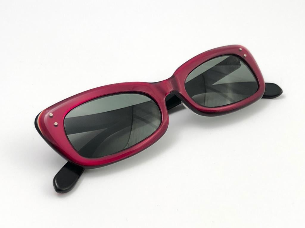 Super Rare 1960's Chase in rot und schwarz. Bausch und Lomb USA hergestellt. G15 graue Gläser. Direkt aus den 1960er Jahren. Alle Markenzeichen.  Leichte Gebrauchsspuren aufgrund von 60 Jahren Lagerung.  Ein Stück Geschichte der