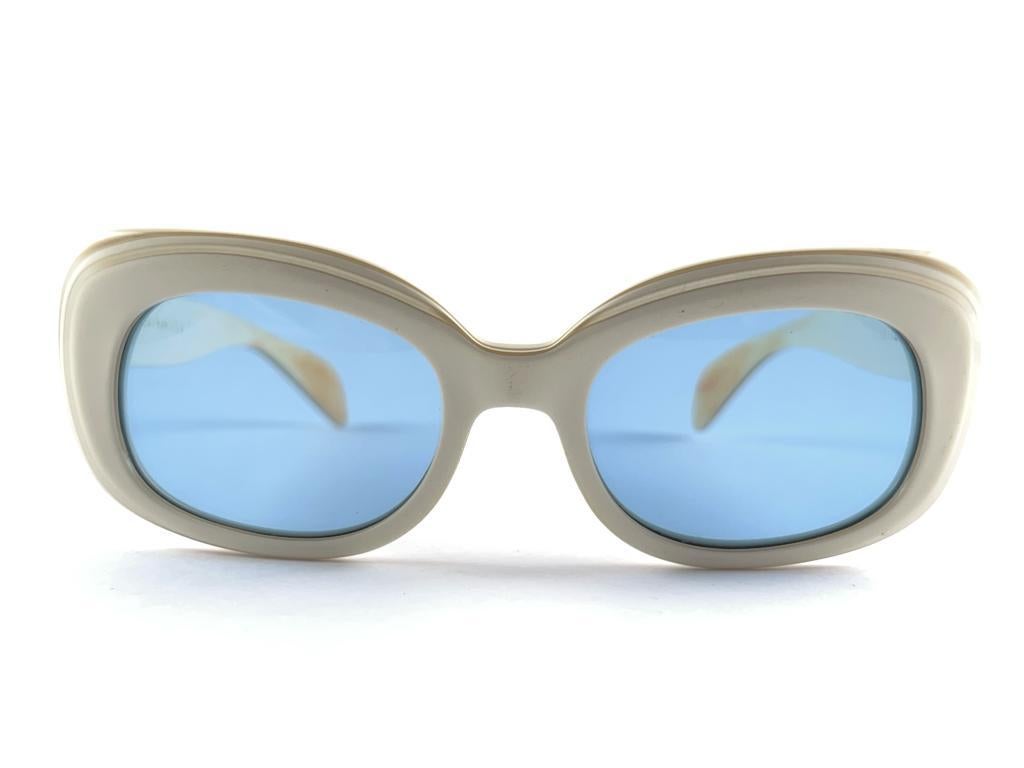 
Collectors Item, 1960'S Vintage Ray Ban Danette With light blue Lenses. 

B & L Ray Ban Usa Etched In One Temple,  Danette In The Other Temple. 

Please Look At The Pictures. Designed And Produced In The 1960'S. Incredible Quality And Design.

This