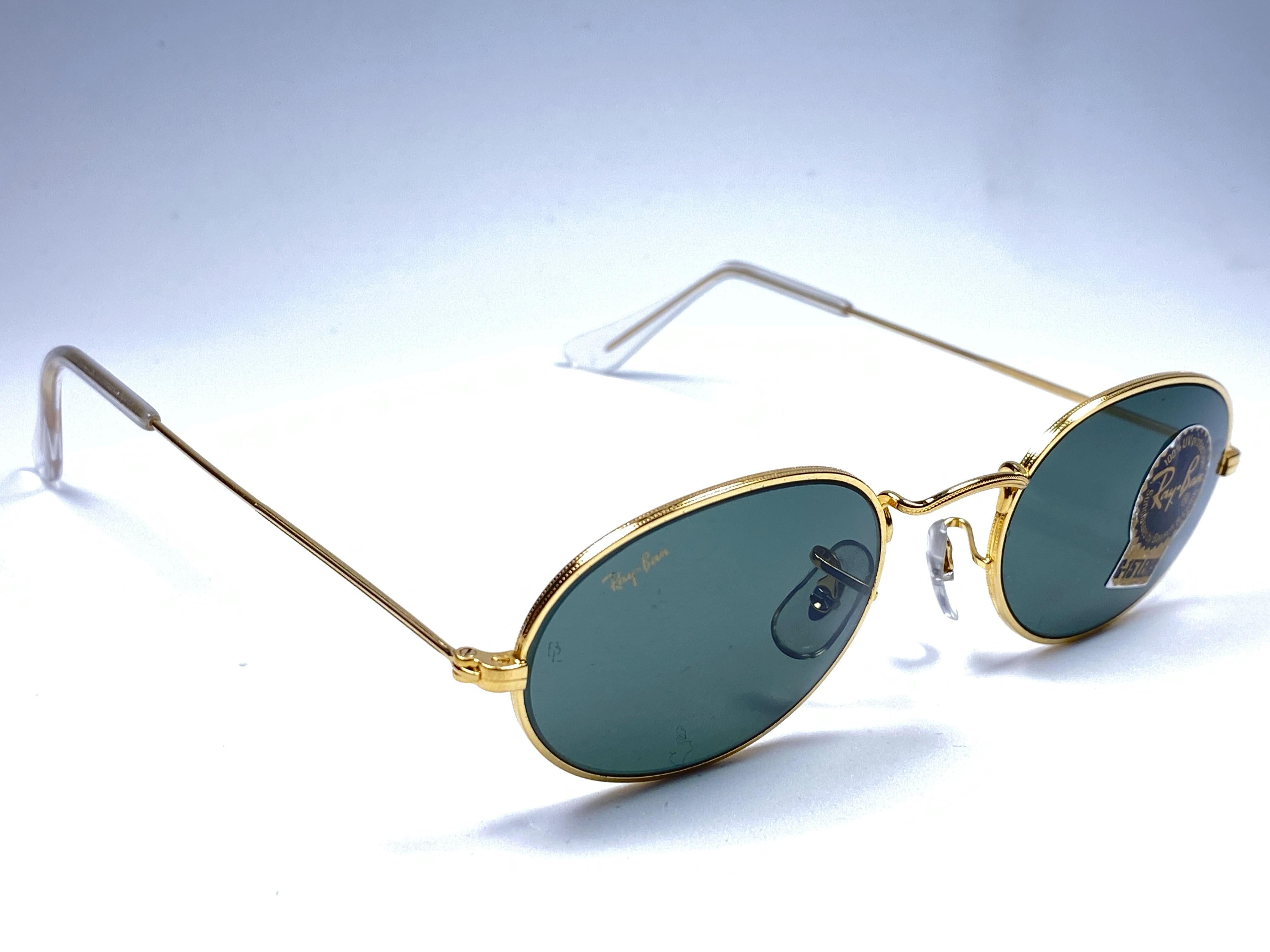 New Vintage Ray Ban classic oval frame sporting G15 grey lenses.
Comes with its original Ray Ban B&L case.

This show item show minor sign of wear due to storage.  
