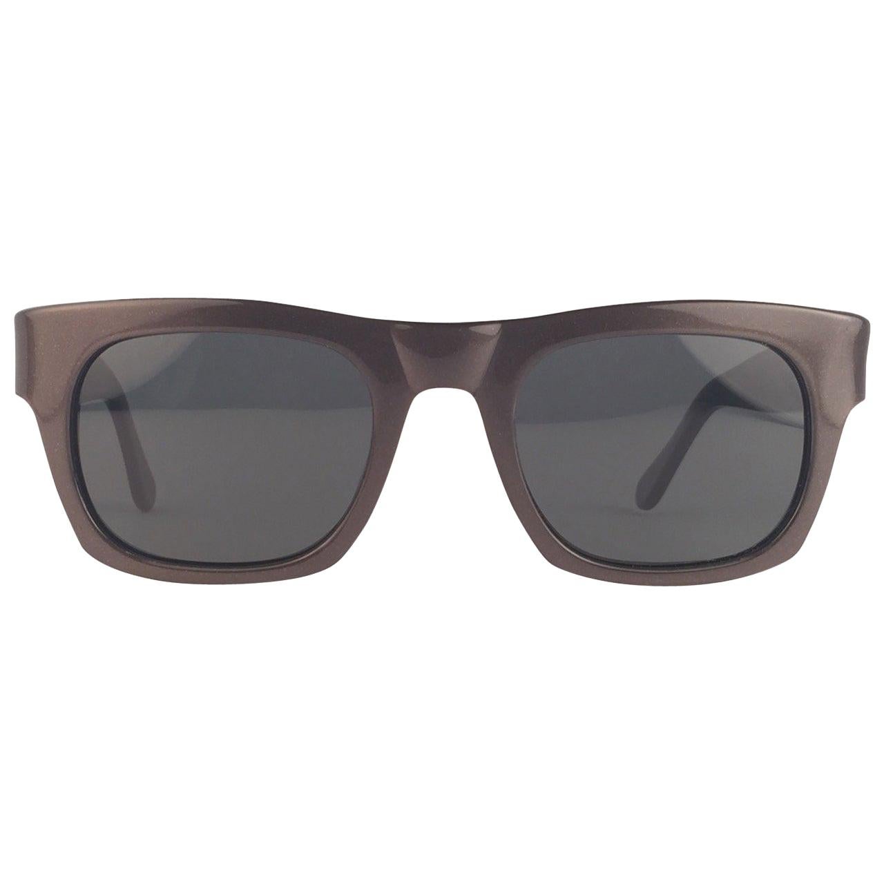 
Collectors item, 1960's vintage ray ban Plainsman Space Grey with G15 grey lenses. B & L Ray Ban usa etched in one temple, Plainsman in the other temple. no B&L etching yet. please look at the pictures. Comes with original Ray Ban Bausch and Lomb