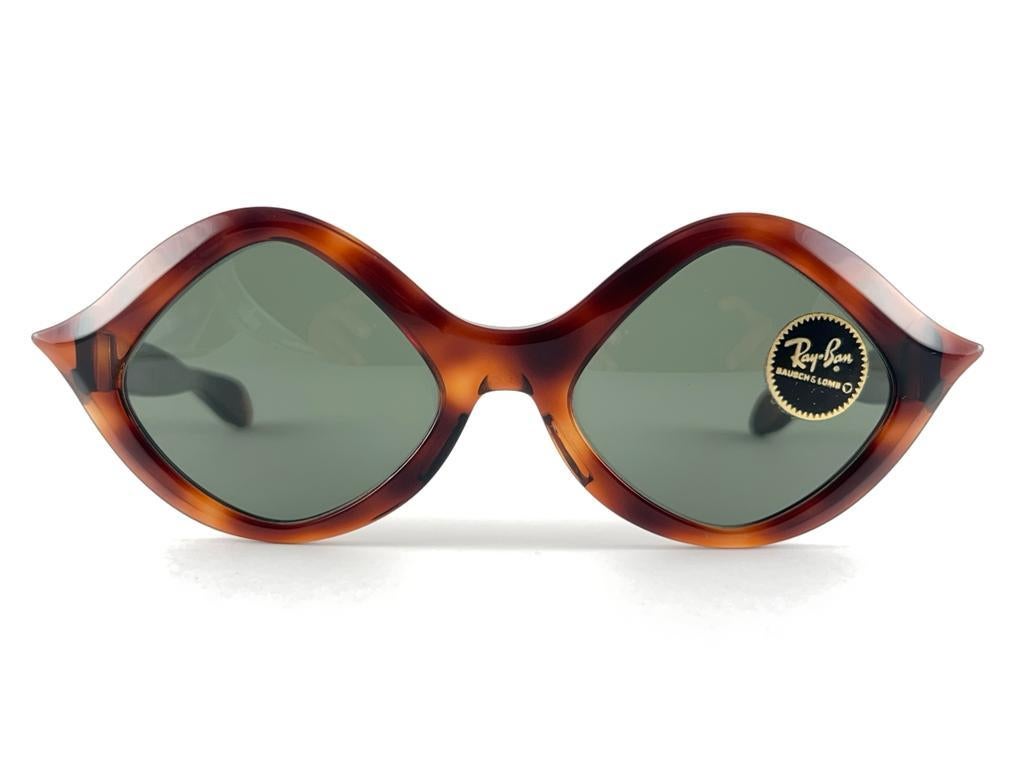 Collectors item, New 1960's vintage Ray Ban Tamarin black patterned with G15 grey lenses. B & L Ray Ban usa etched in one temple, Tamarin in the other temple. no B&L etching yet. please look at the pictures. This piece show sign of ageing and  wear