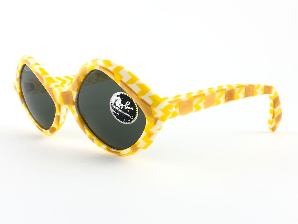 Pièce de collection, Ray Ban vintage des années 1960 à motif jaune tamarin avec des verres gris G15. B & L Ray Ban usa gravé sur une tempe, Tamarin sur l'autre. Pas encore de gravure B&L. Veuillez regarder les photos. Cette pièce présente des signes