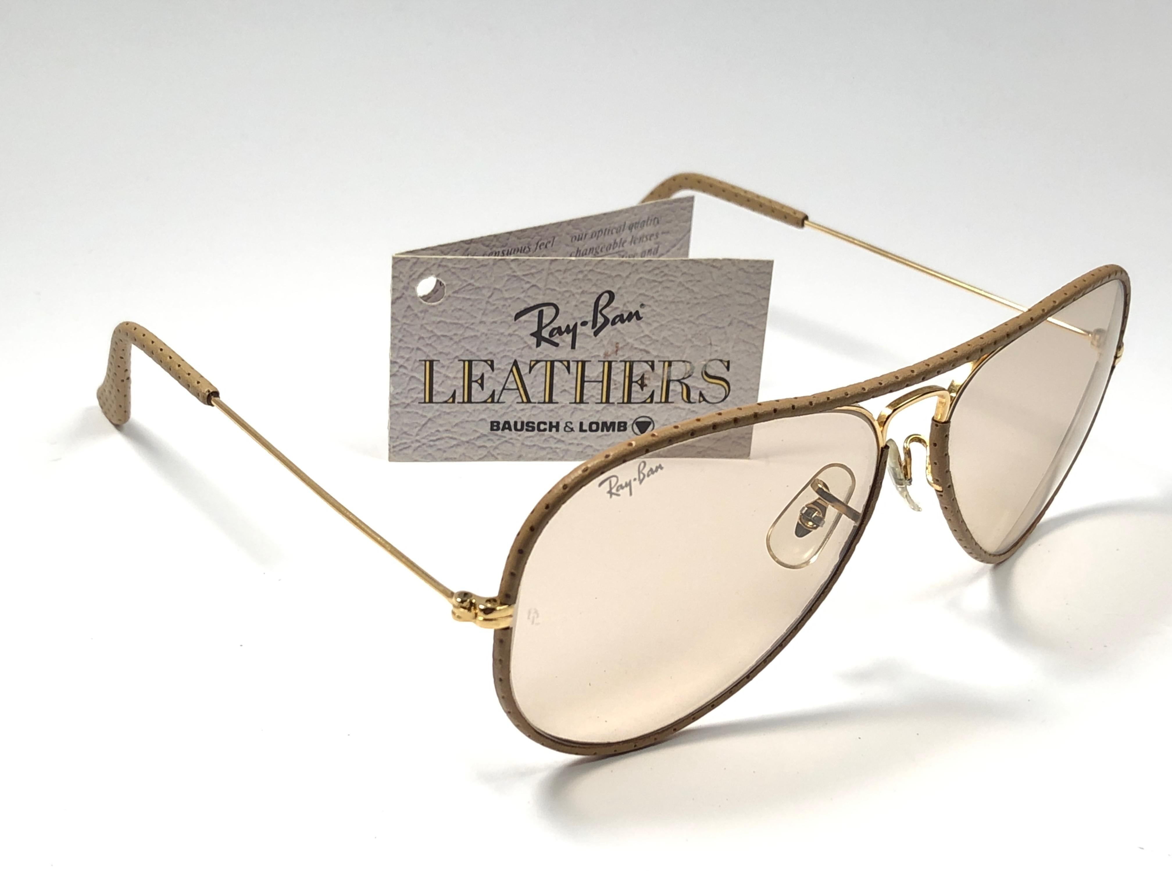 Vintage Ray Ban Vintage Tan Perforated Leathers Aviator 58MM B&L Sunglasses In Excellent Condition In Baleares, Baleares