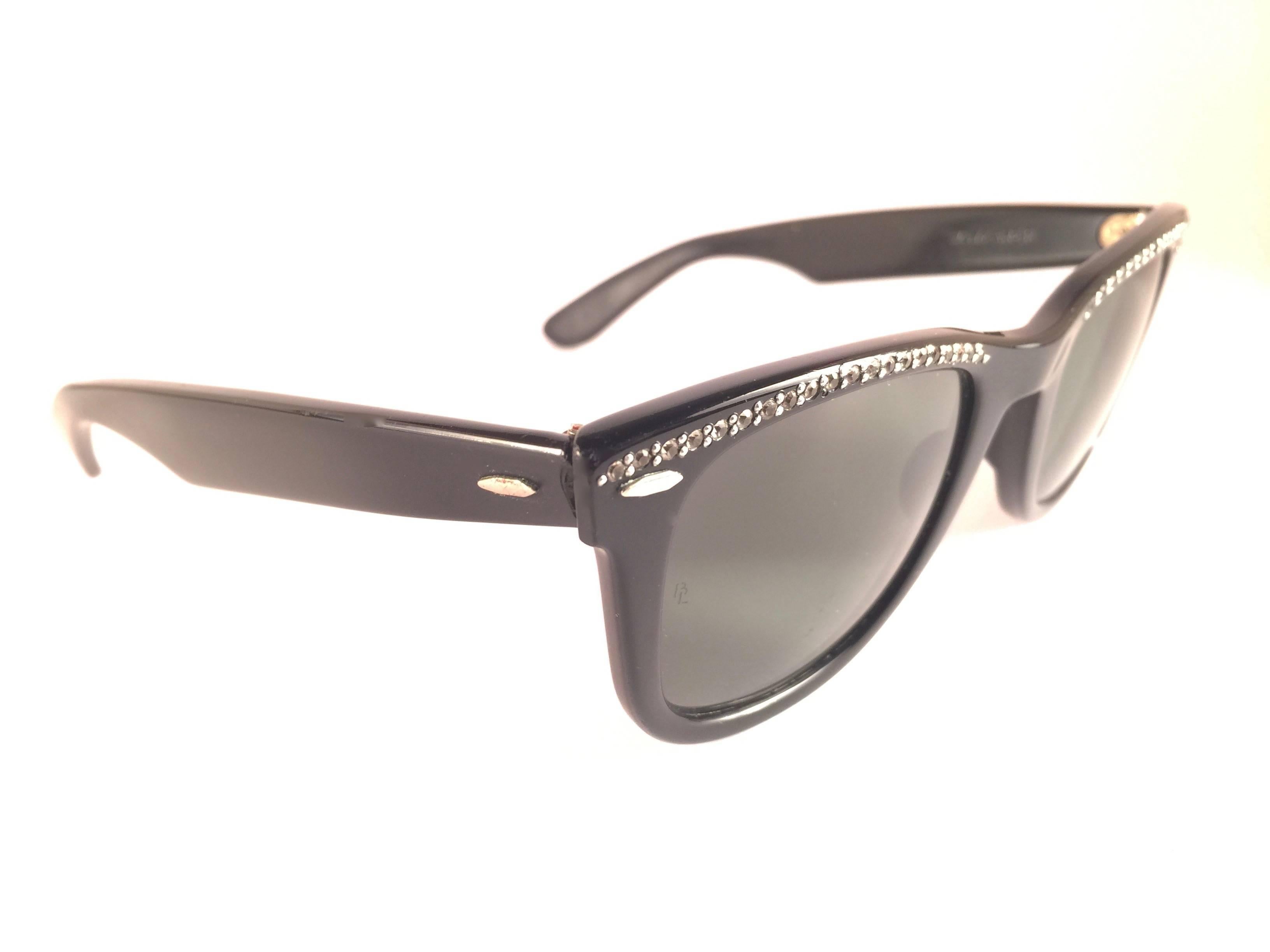 Ultra rare collector's Item Wayfarer Rhinestone dating from 1987, detailed strass accents over the Ray Ban iconic frame. 

Spotless G15 grey lenses with B&L Bausch & Lomb etched on the lenses.
Designed and produced in USA. 

A jewel on your