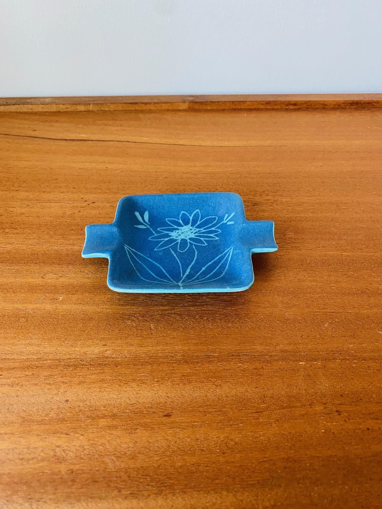 Unglaublich charmanter Keramik-Aschenbecher von Raymor.  Dieser schlanke Aschenbecher ist eine Augenweide, denn er ist minimalistisch und künstlerisch.  Ein blauer Indigofarbton umhüllt ein zeitloses und schickes Blumenmuster.  Leicht, skurril und
