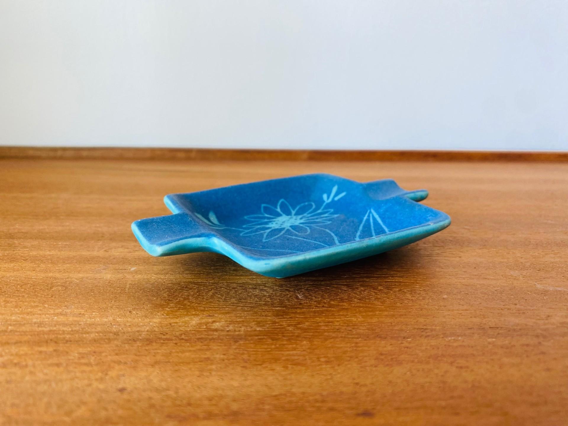 Raymor-Aschenbecher aus Keramik im Vintage-Stil mit botanischem Design (Handgefertigt) im Angebot