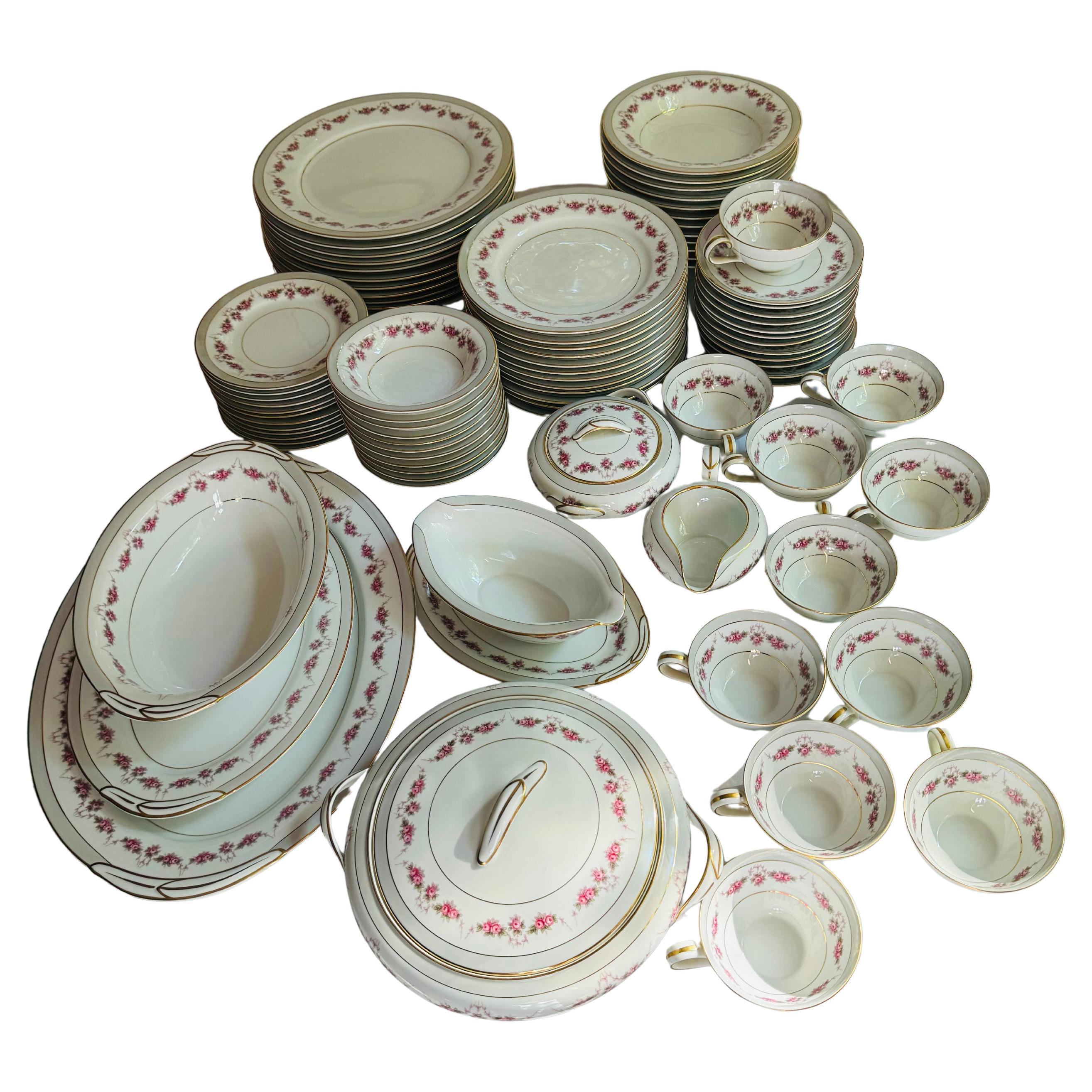 RC (Royal Crockery)
Les marques portant les initiales RC occupent une place particulière dans la production de Noritake. La première fois qu'ils ont été découverts, c'est dans les premières marques déposées au Japon en 1908, où RC (Royal Crockery)