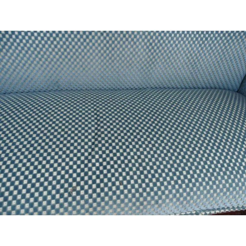 Un canapé recamier vintage tapissé d'un tissu géométrique en velours bleu et blanc de Clarence House.  Le canapé présente des courbes gracieuses au niveau du dossier, des pieds et des accoudoirs incurvés, ainsi que des détails sculptés sur le