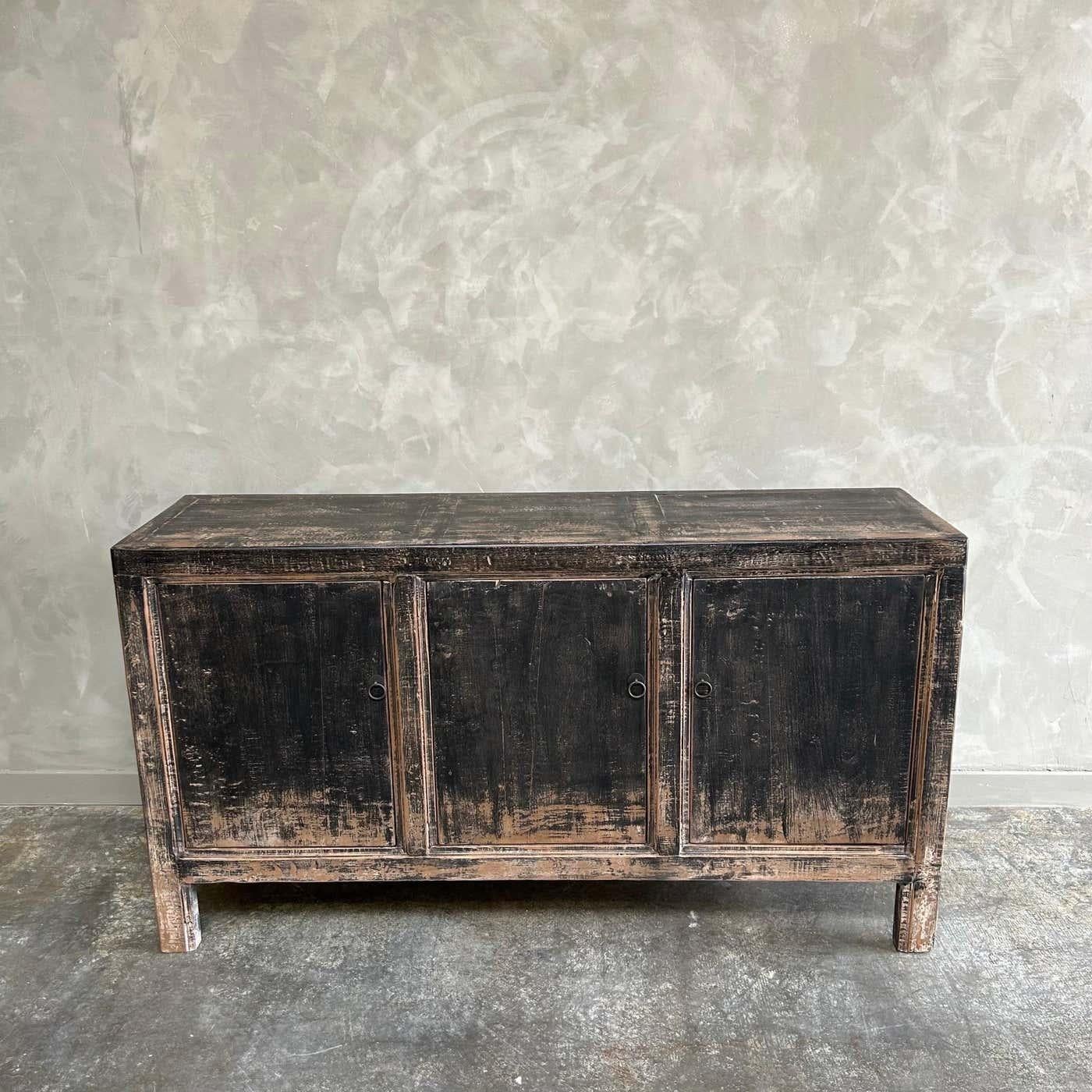 Vintage Reclaimed Ulme Wood Painted 3 Tür schwarz Schrank im Zustand „Gut“ in Old Town Orange, CA