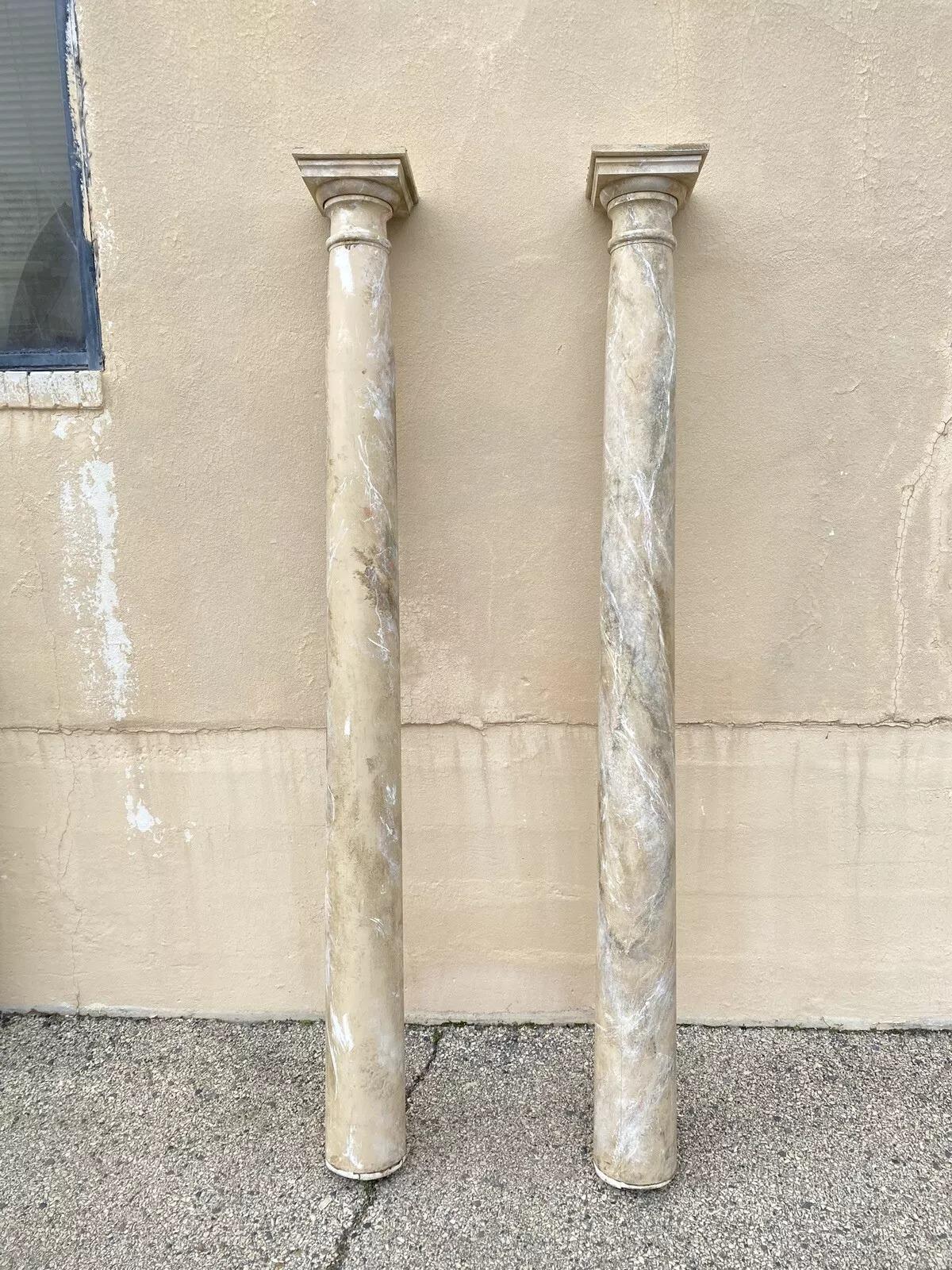 Paire de colonnes vintage de récupération de 92 pouces de haut en bois peinte en faux marbre en vente 5