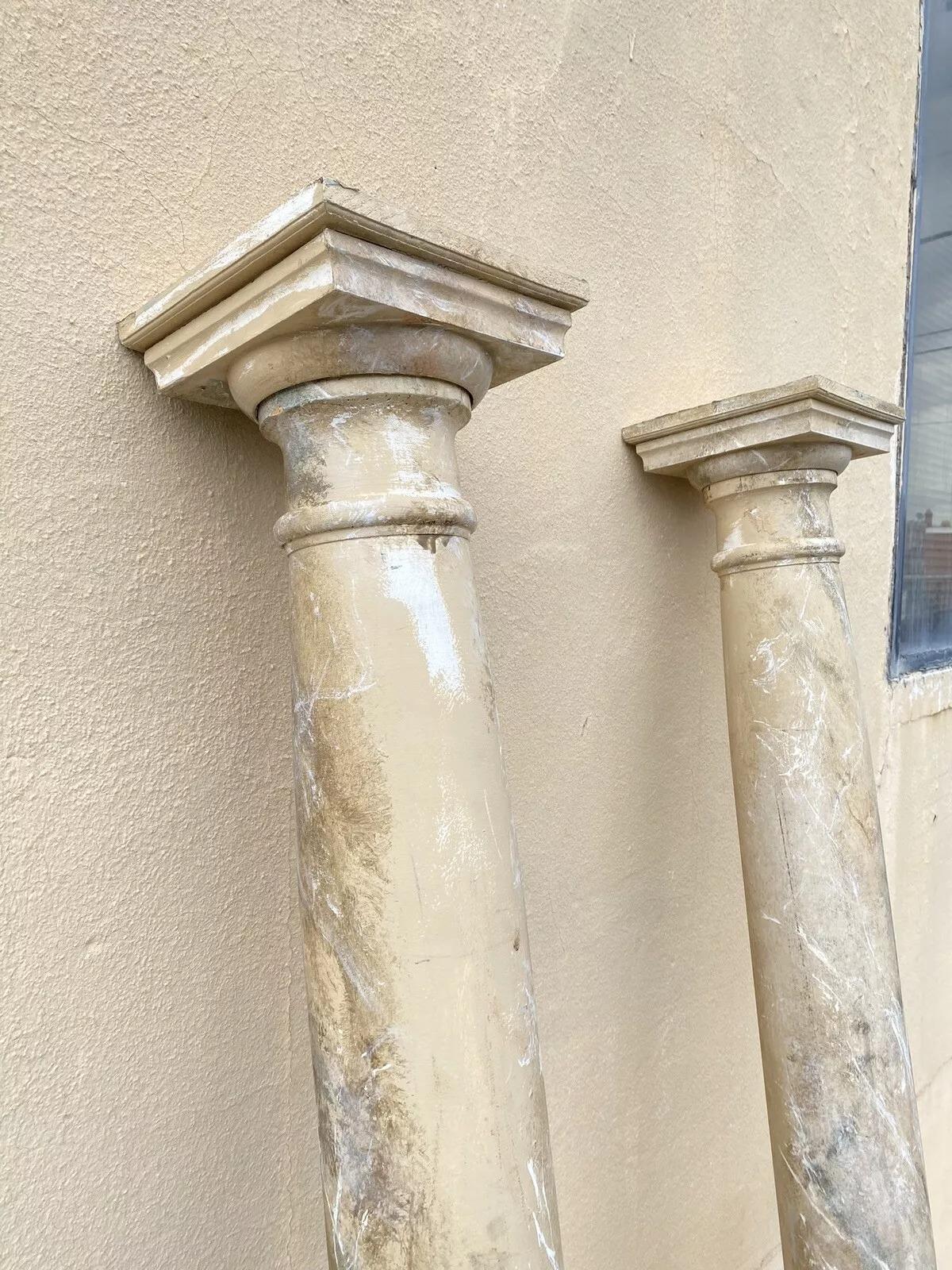 Classique américain Paire de colonnes vintage de récupération de 92 pouces de haut en bois peinte en faux marbre en vente