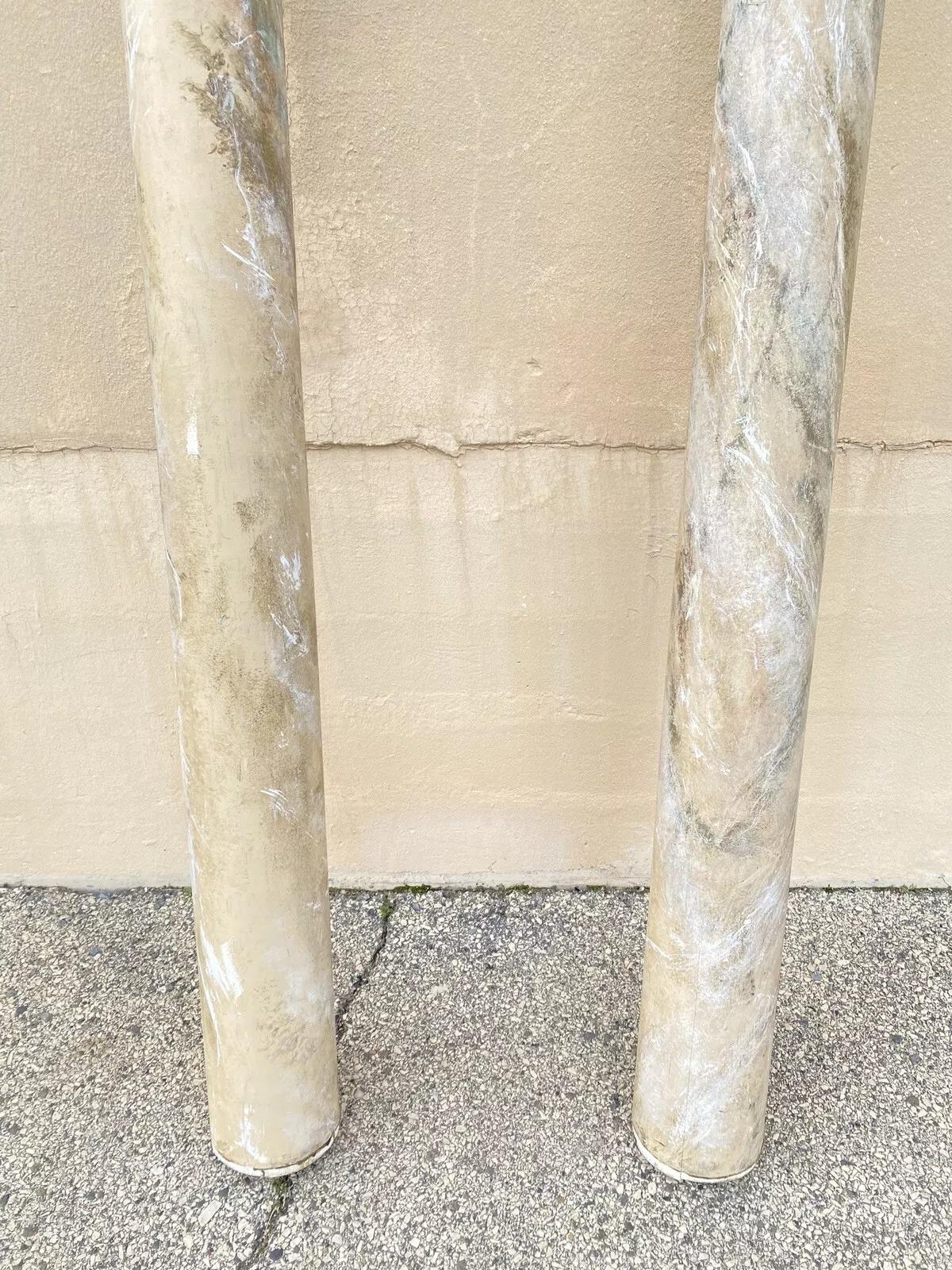 Paire de colonnes vintage de récupération de 92 pouces de haut en bois peinte en faux marbre Bon état - En vente à Philadelphia, PA