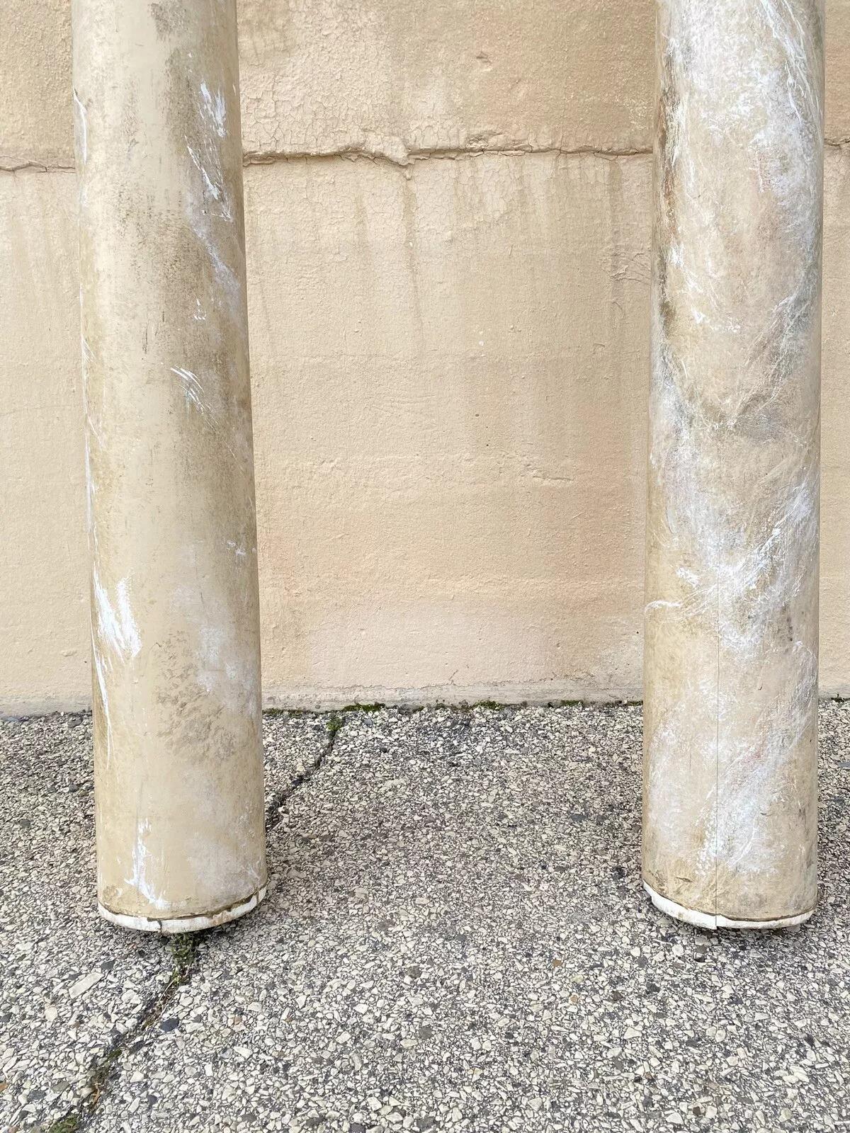 20ième siècle Paire de colonnes vintage de récupération de 92 pouces de haut en bois peinte en faux marbre en vente