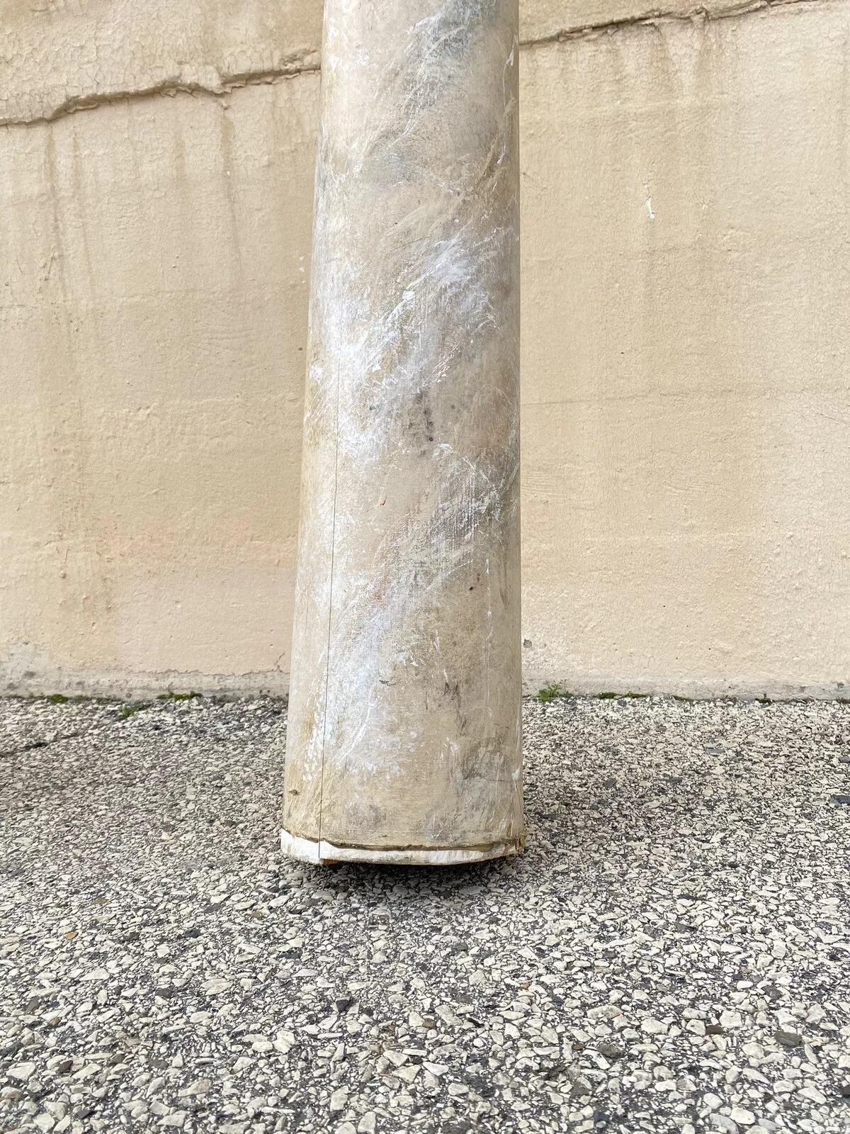 Paire de colonnes vintage de récupération de 92 pouces de haut en bois peinte en faux marbre en vente 1