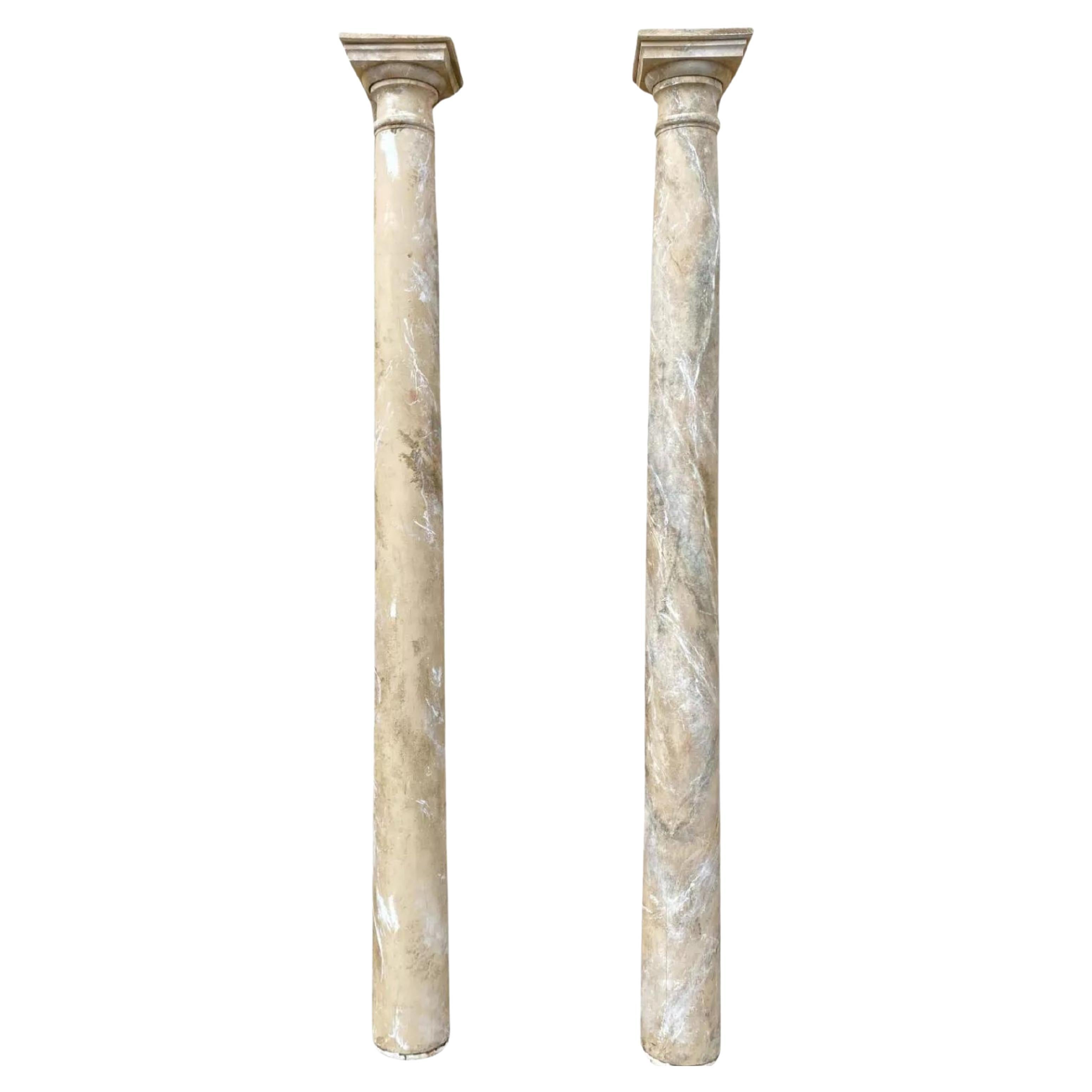 Paire de colonnes vintage de récupération de 92 pouces de haut en bois peinte en faux marbre en vente