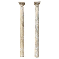 Paire de colonnes vintage de récupération de 92 pouces de haut en bois peinte en faux marbre