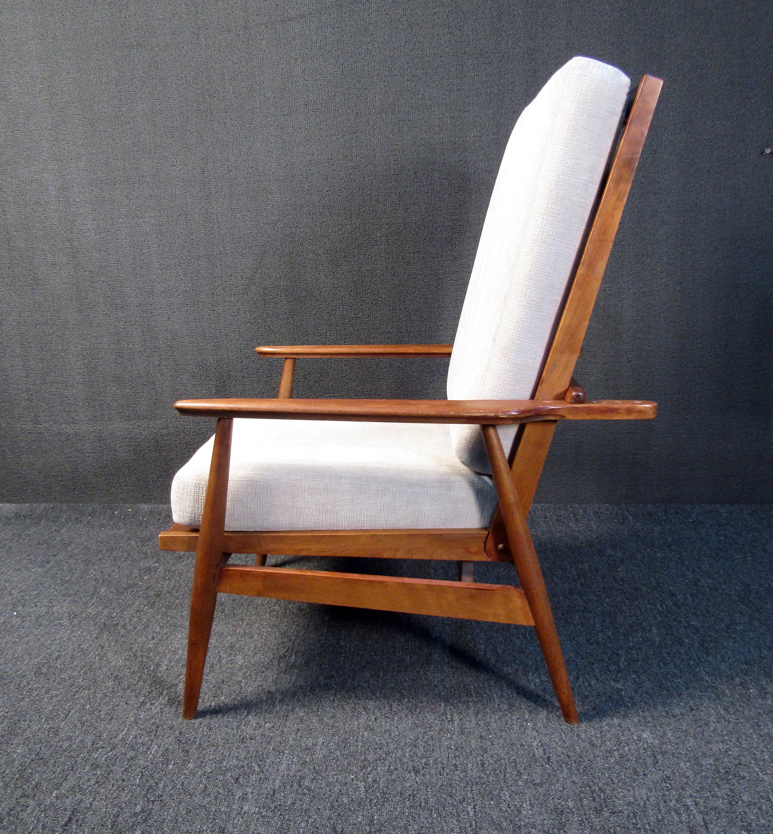 Vintage Reclining Armchair in Walnut In Good Condition For Sale In Brooklyn, NY