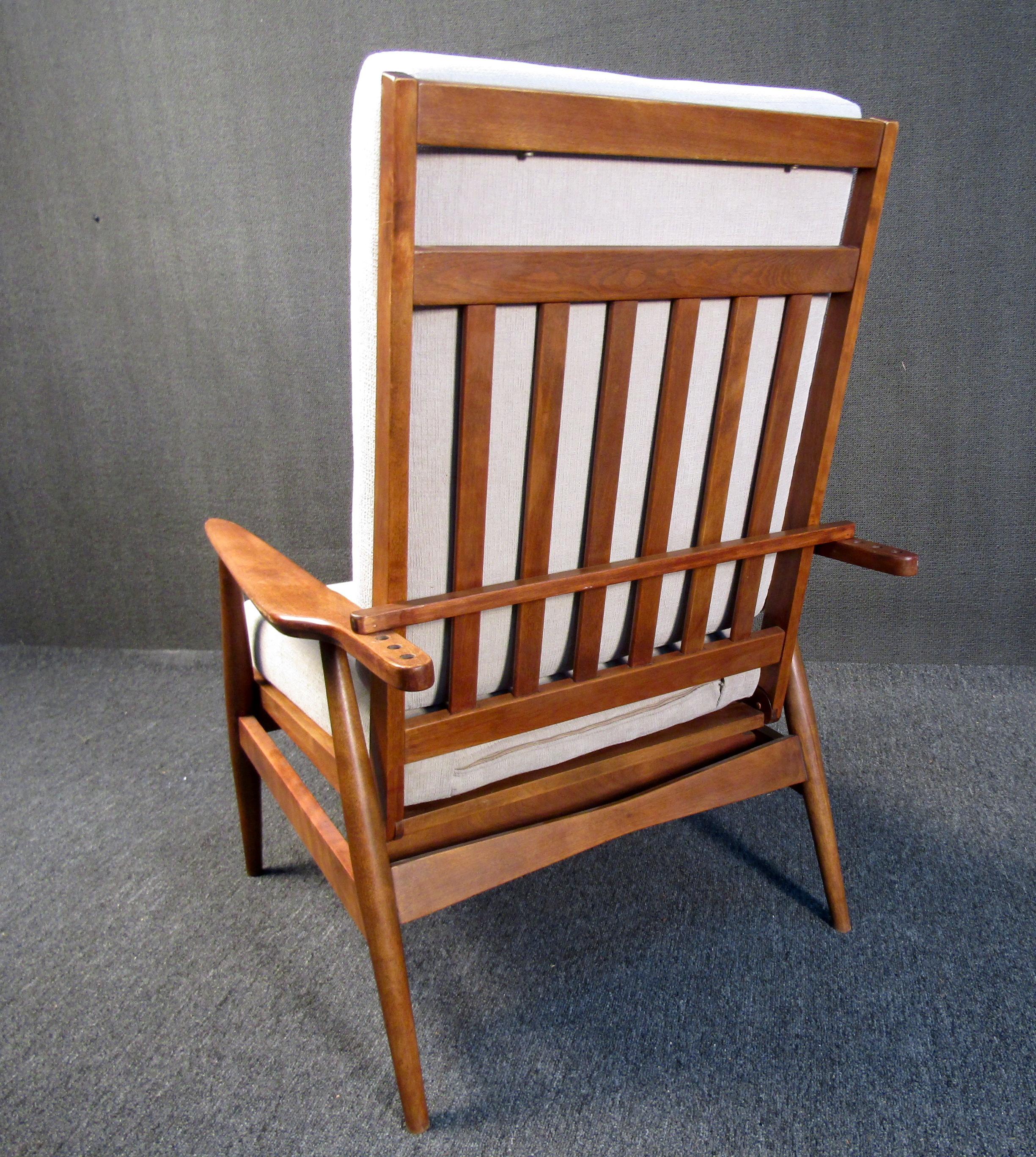 Vintage Reclining Armchair in Walnut For Sale 1