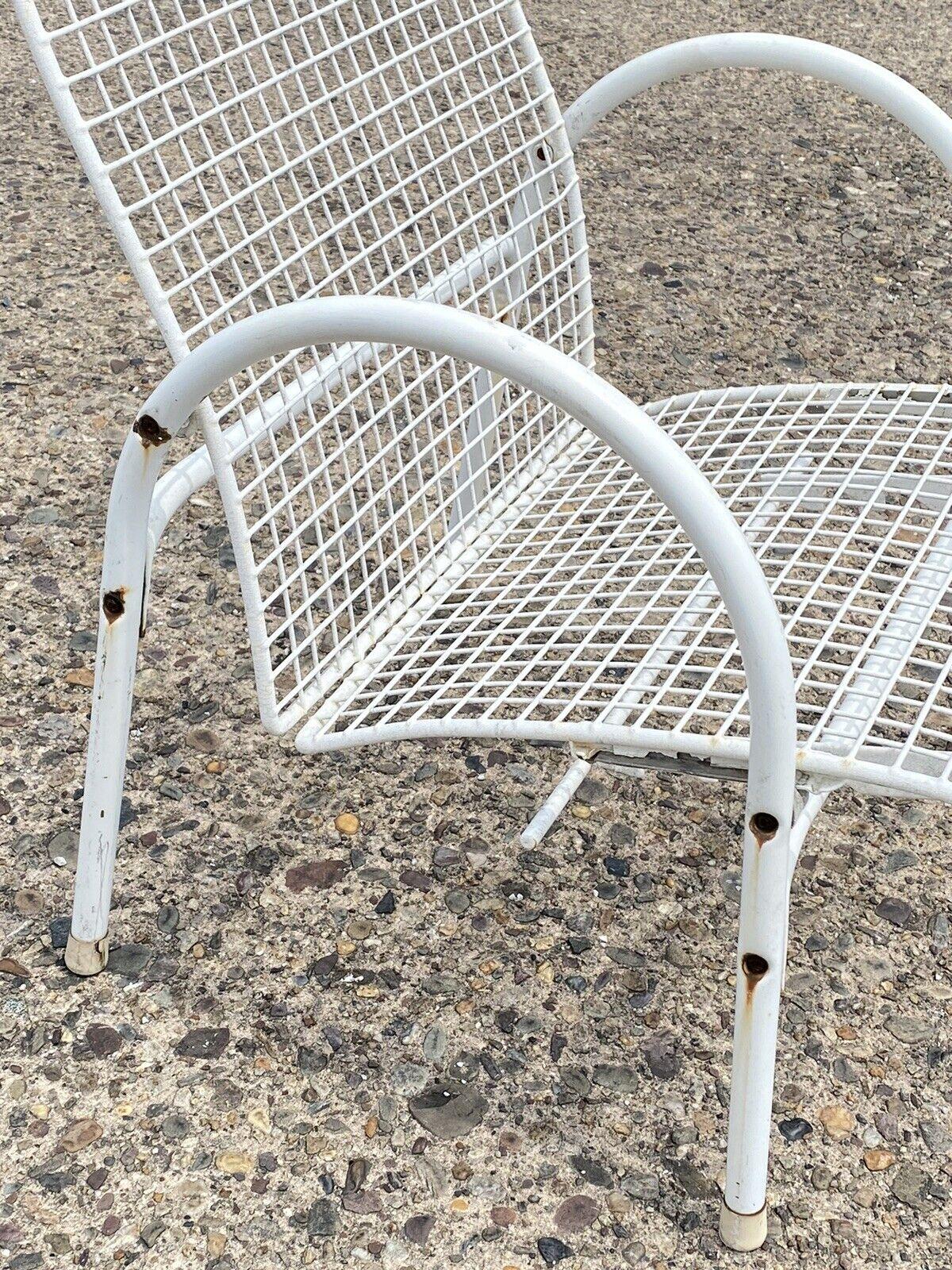 Vintage Reclining Wrought Iron Sculptural Mid Century Modern Patio Lounge Chair In Good Condition For Sale In Philadelphia, PA