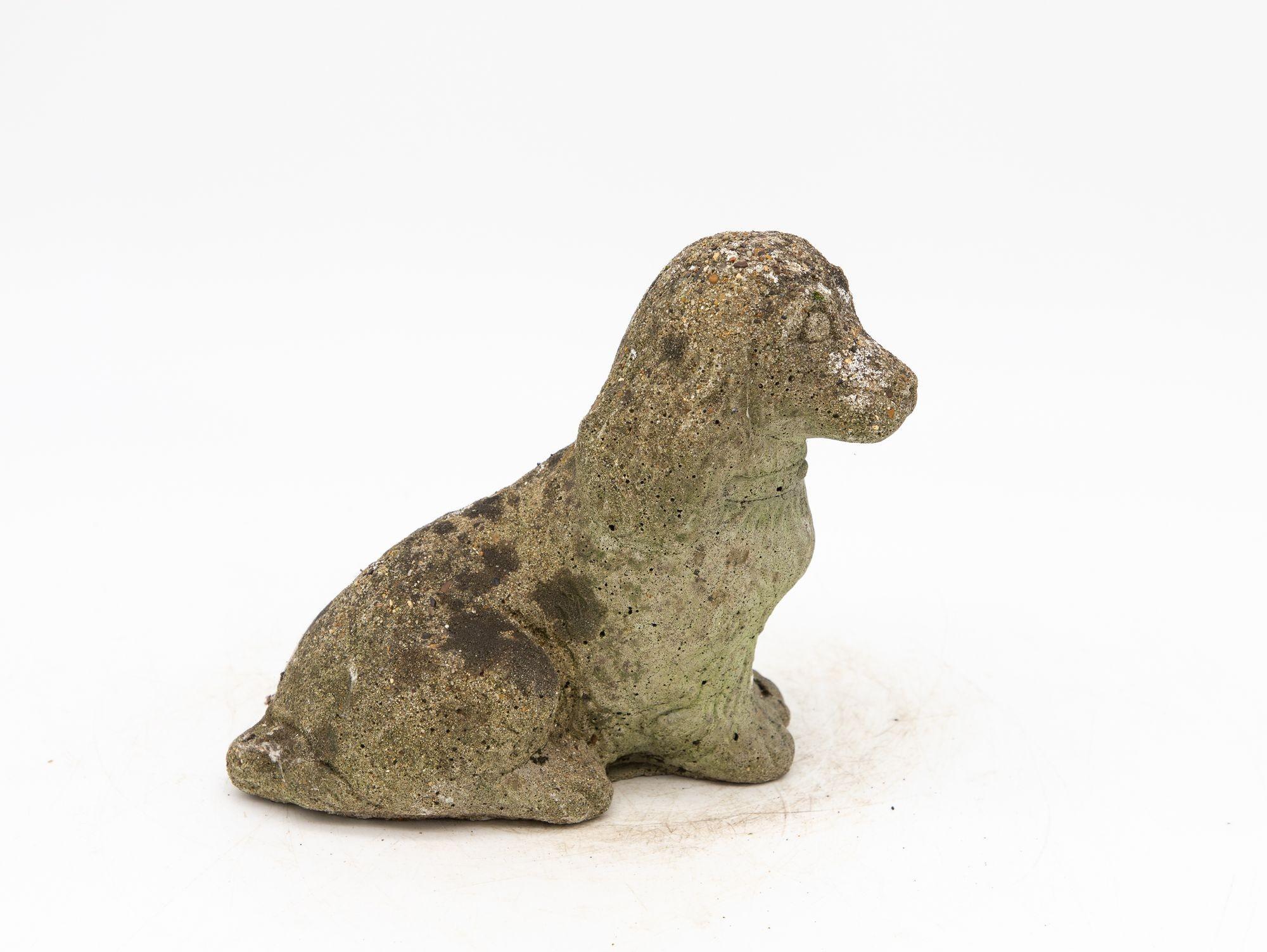 Questo simpatico cane spaniel in cemento della metà del XX secolo emana un autentico fascino vintage che aggiunge un tocco di personalità a qualsiasi spazio esterno o interno. Le dimensioni ridotte lo rendono perfetto per un tavolo o una libreria.