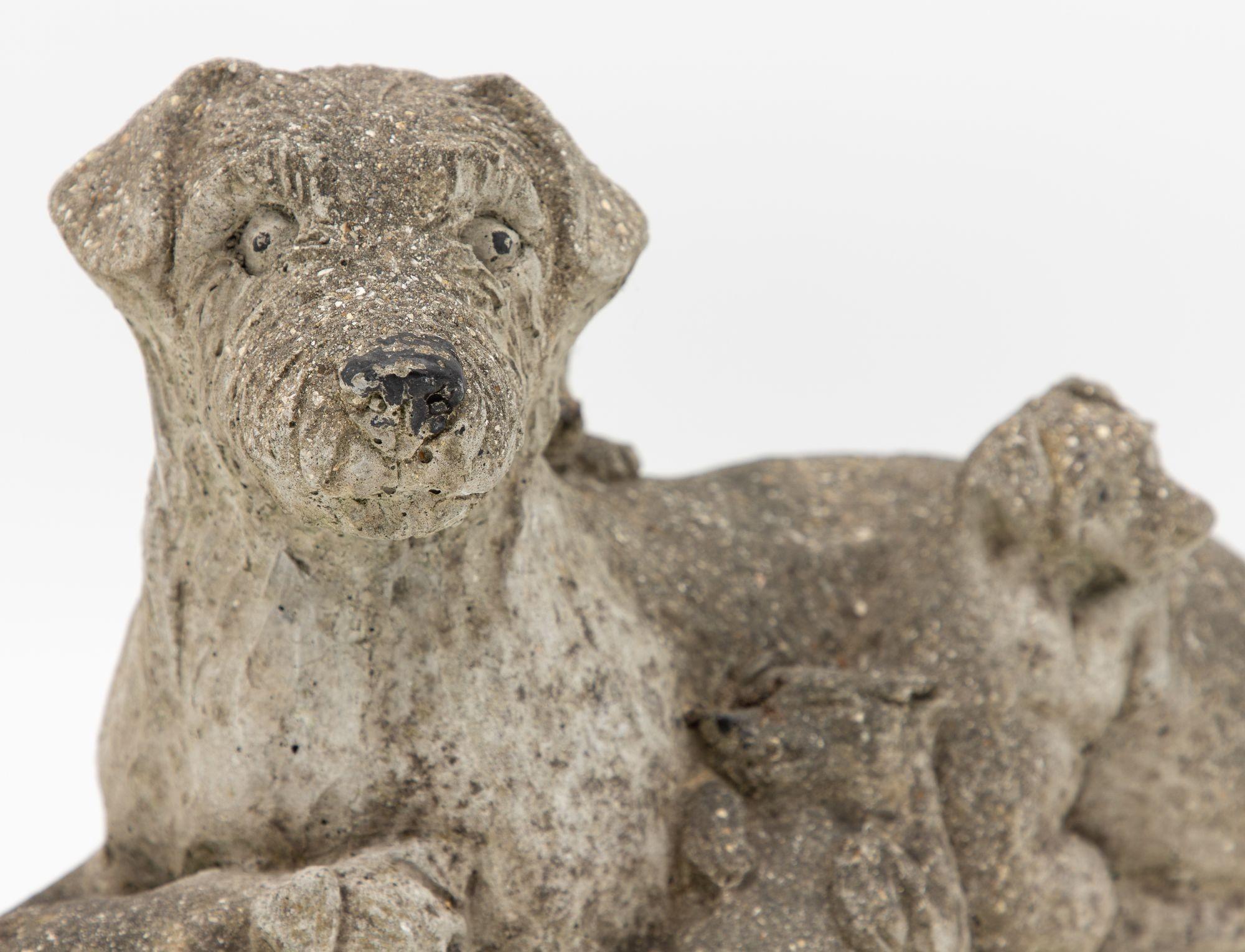 Anglais Chien en pierre reconstituée avec quatre chiens, anglais, milieu du 20e siècle en vente
